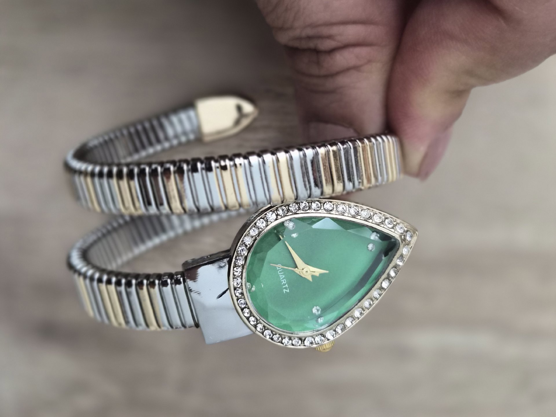 Quartz Teardrop Face Bracelet Watch with Green Dial, Unbranded, One Size, New condition — preloved on SilentSale®