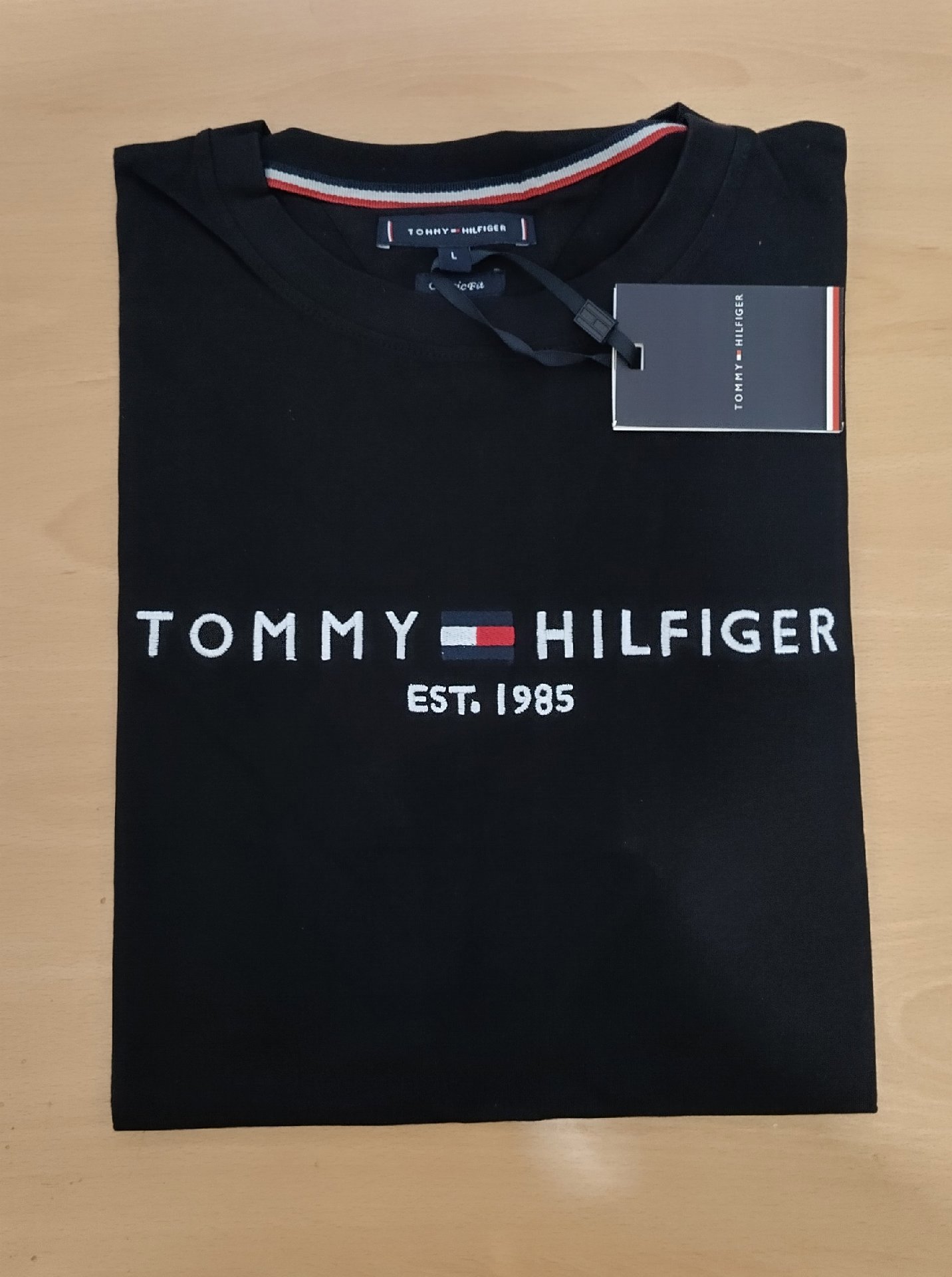 Tommy Hilfiger Black Classic Fit Logo T-Shirt – Size L, Tommy Hilfiger, L, New condition — preloved on SilentSale®