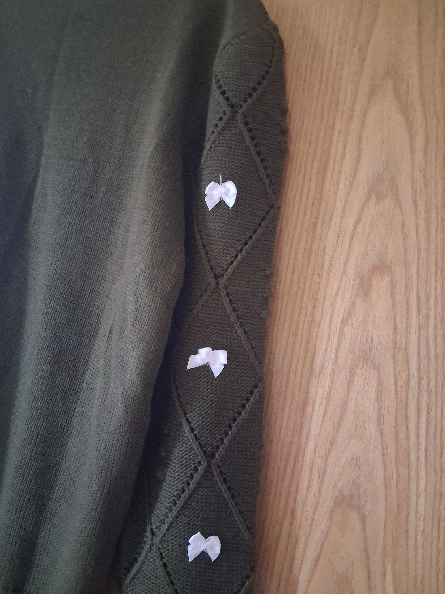 Green Knitted Jumper with White Bow Detail, Unbranded, 4, Excellent condition — preloved on SilentSale®