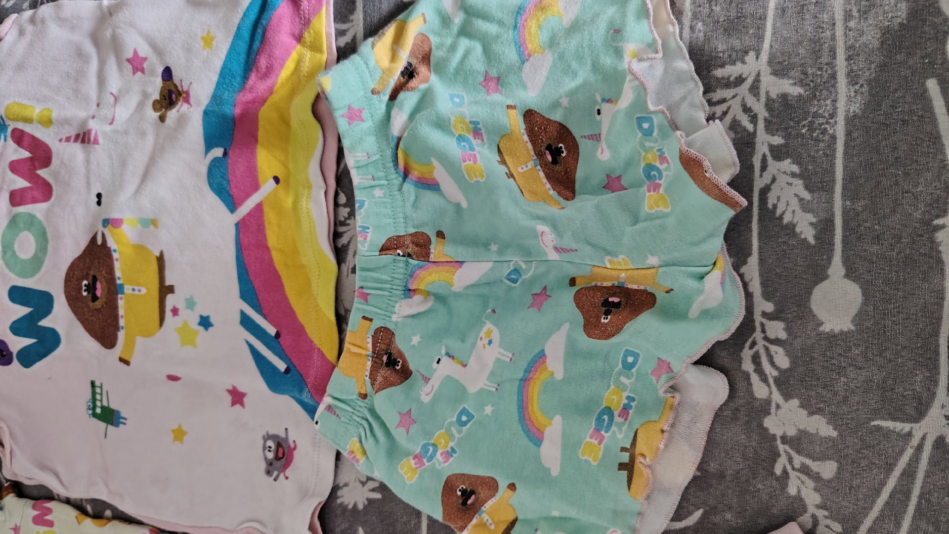 Kids Pyjama Set with Bear and Rainbow Print – Age 2-3 Years, Rainbow, 2 years, Good condition — preloved on SilentSale®