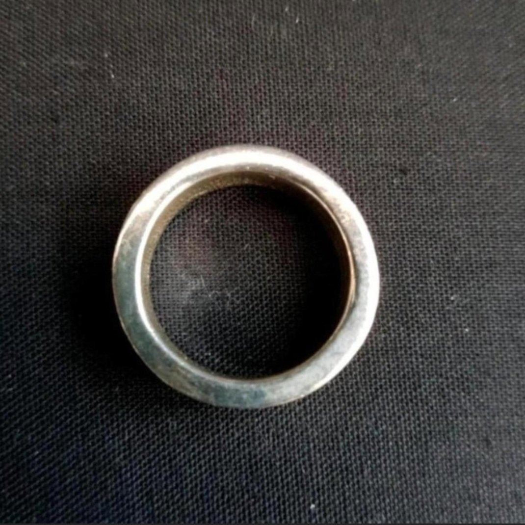 Solid 925 sterling silver ring with screw pattern. Size V, sterling silver, V, New condition — preloved on SilentSale®