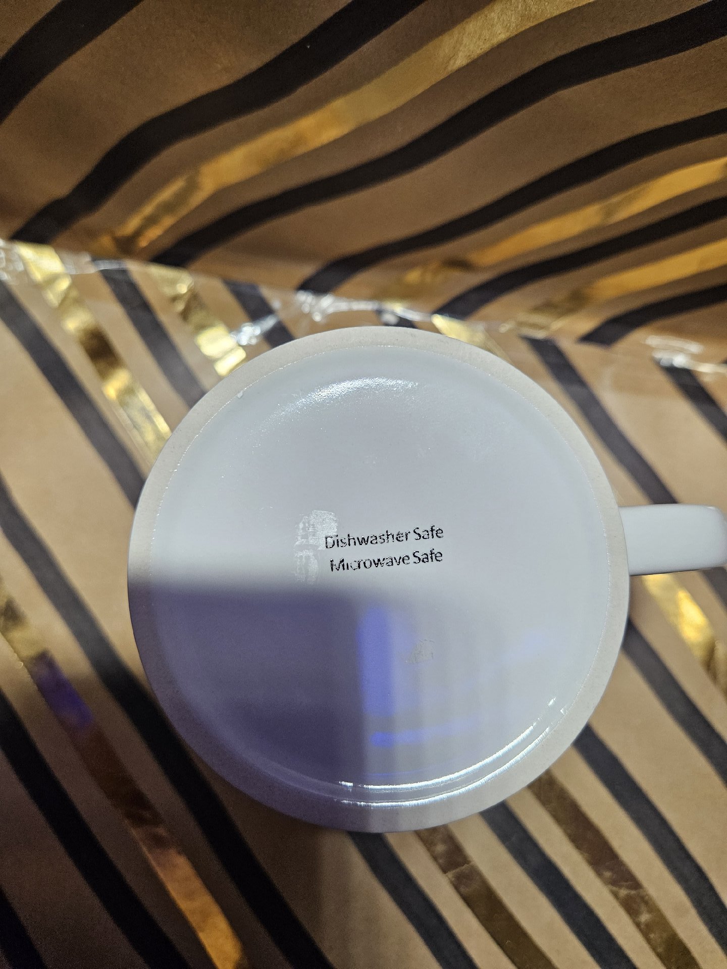 Ceramic Mug With 'Too Hot To Handle' Oven Mitt Design, Unbranded, One Size, New condition — preloved on SilentSale®