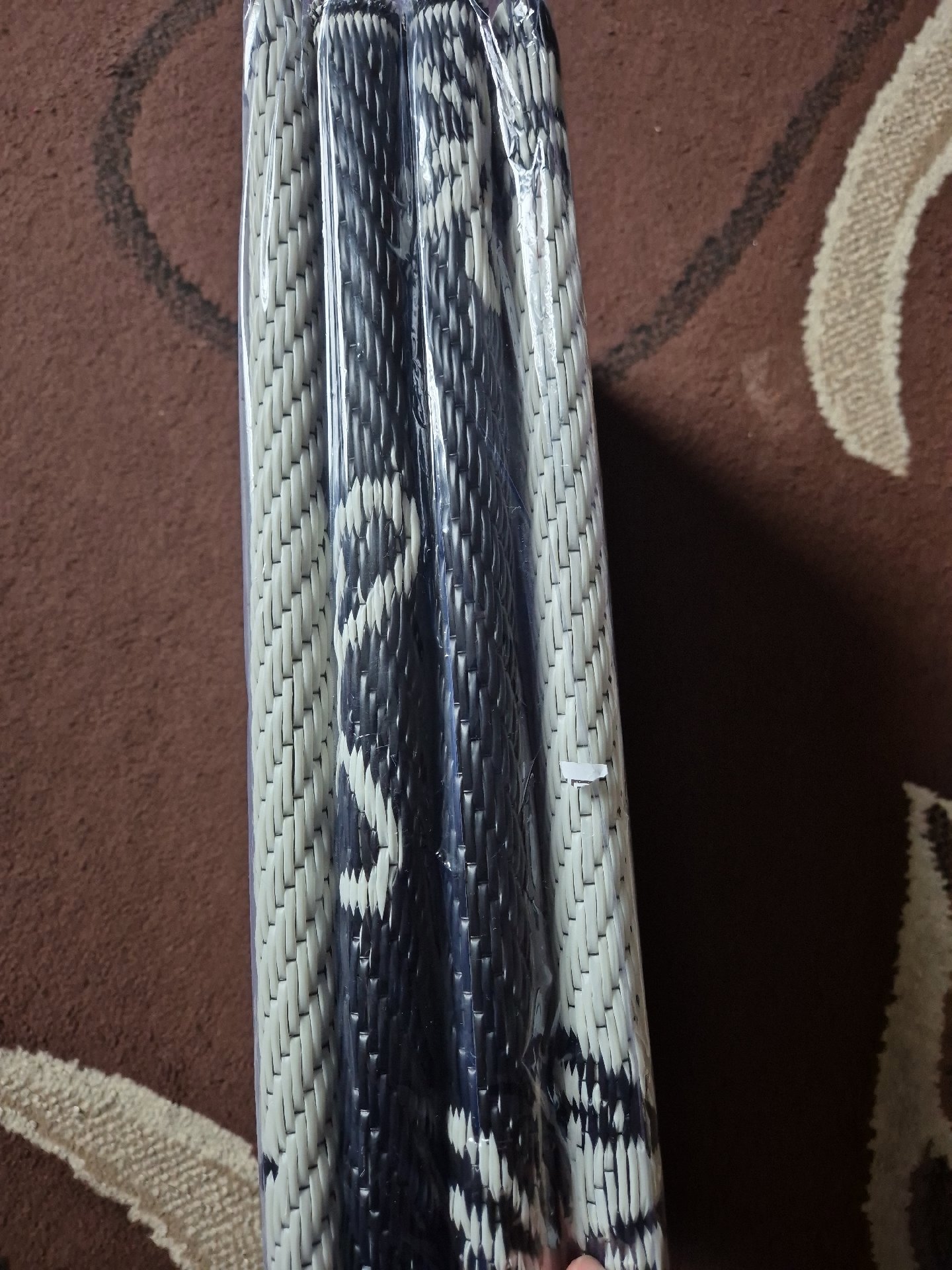 Mono bow black n white rug, Ohs, 170 cm, New condition — preloved on SilentSale®