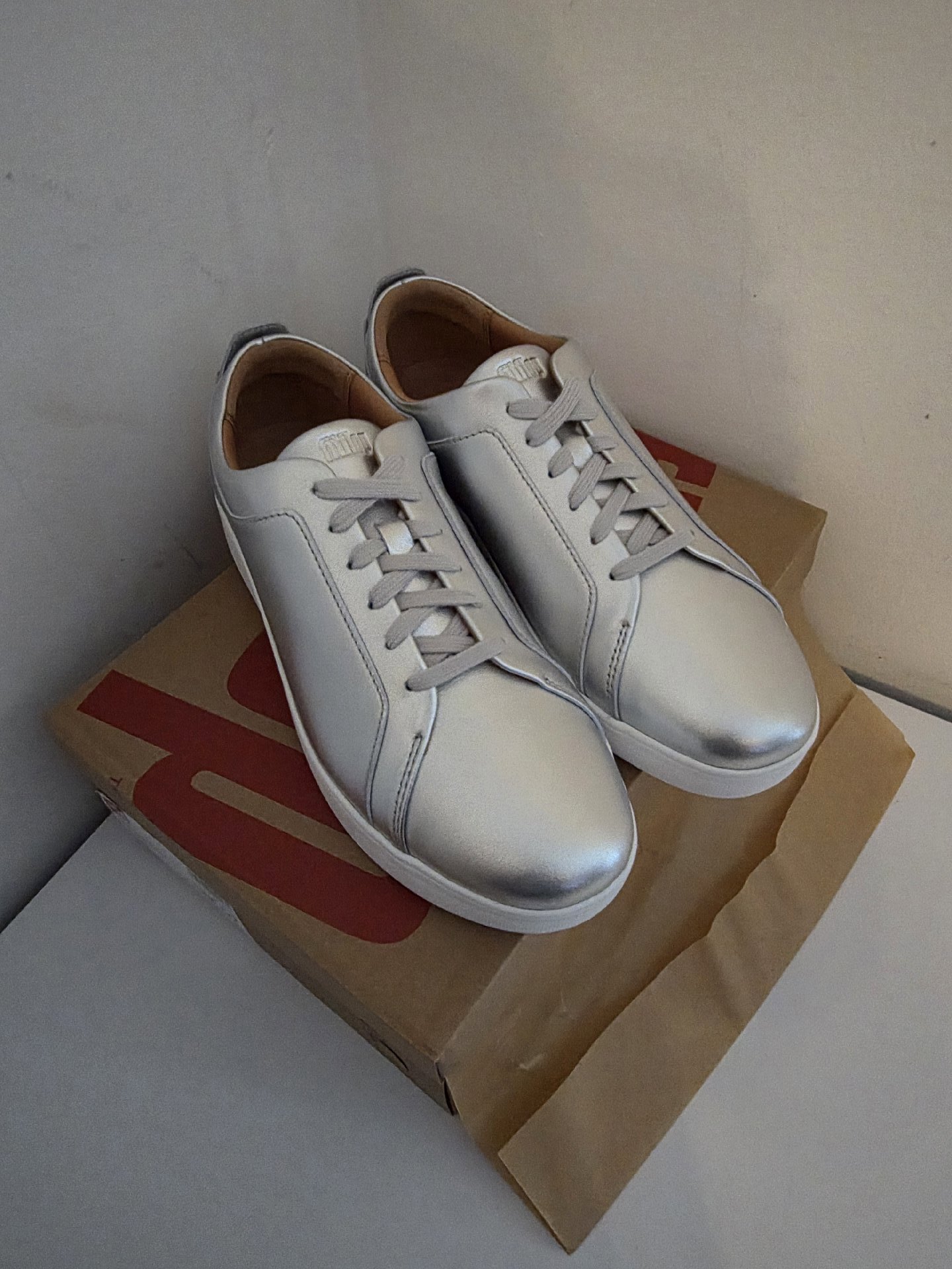 FitFlop Silver Leather Lace-Up Trainers, FitFlop, 7, New condition — preloved on SilentSale®
