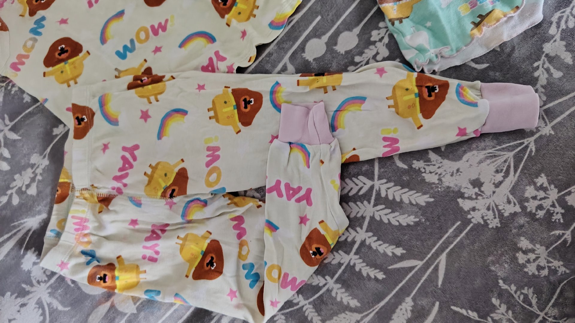 Kids Pyjama Set with Bear and Rainbow Print – Age 2-3 Years, Rainbow, 2 years, Good condition — preloved on SilentSale®