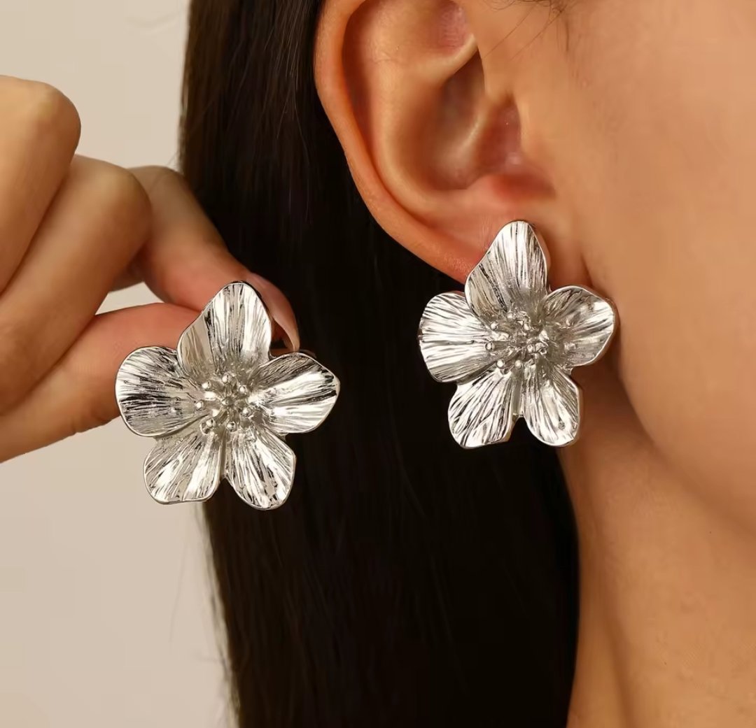 Silver Flower Shaped Clip-On Earrings, Unbranded, One Size, New condition — preloved on SilentSale®