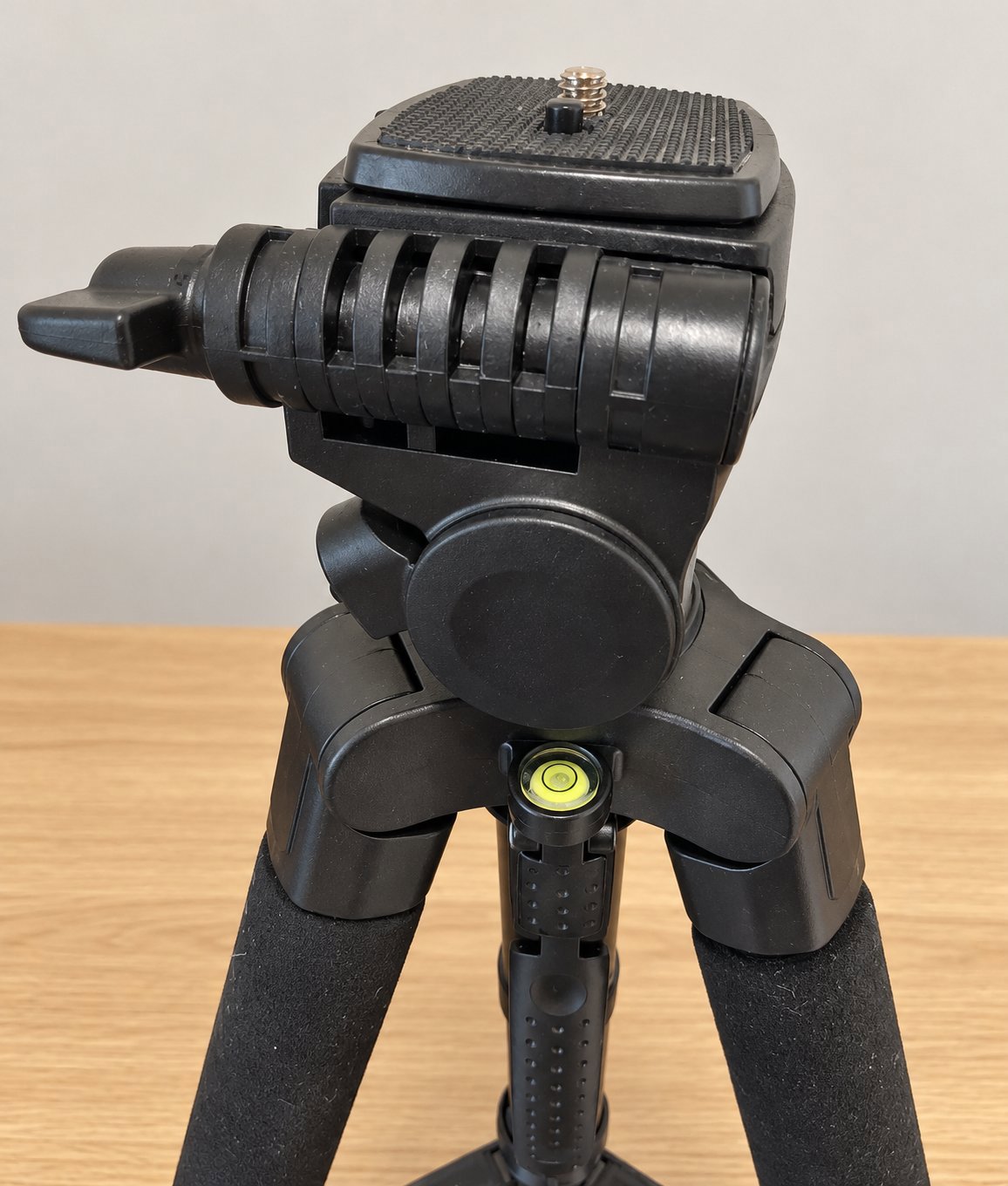 Victiv NT72 Camera Tripod with Adjustable Legs, Victiv, One Size, Excellent condition — preloved on SilentSale®