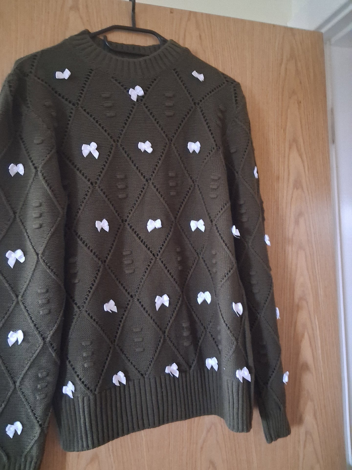 Green Knitted Jumper with White Bow Detail, Unbranded, 4, Excellent condition — preloved on SilentSale®