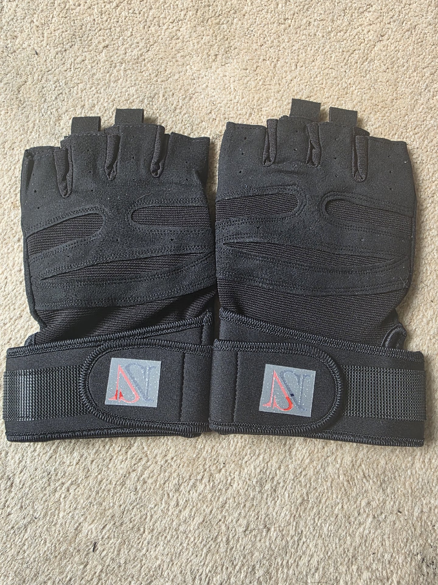 Sports Gear Black XL Fingerless Sports Gloves, Sports Gear, XL, New condition — preloved on SilentSale®