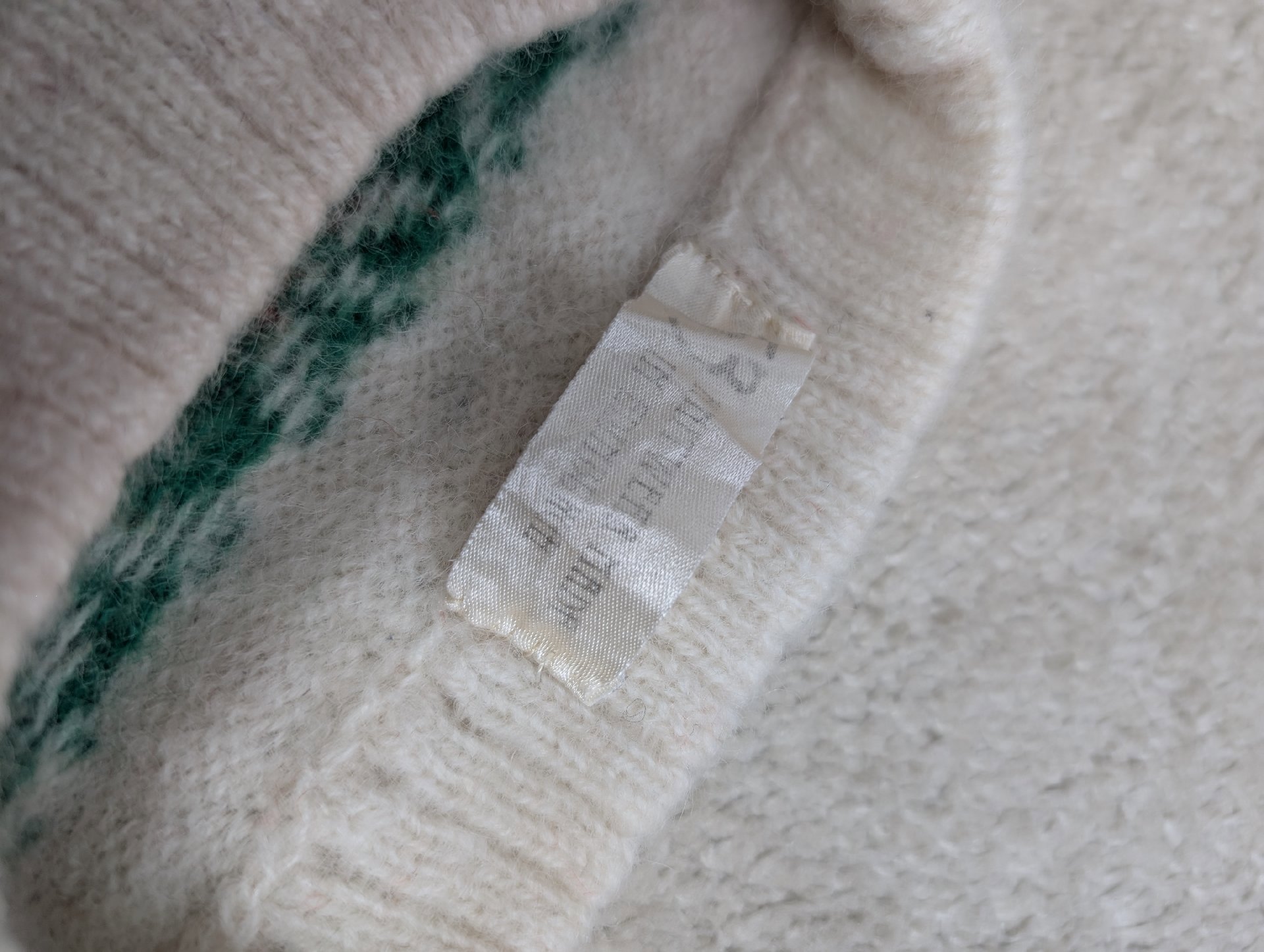 Cream Strawberry Patterned Knit Jumper – Size M, Unbranded, M, Excellent condition — preloved on SilentSale®
