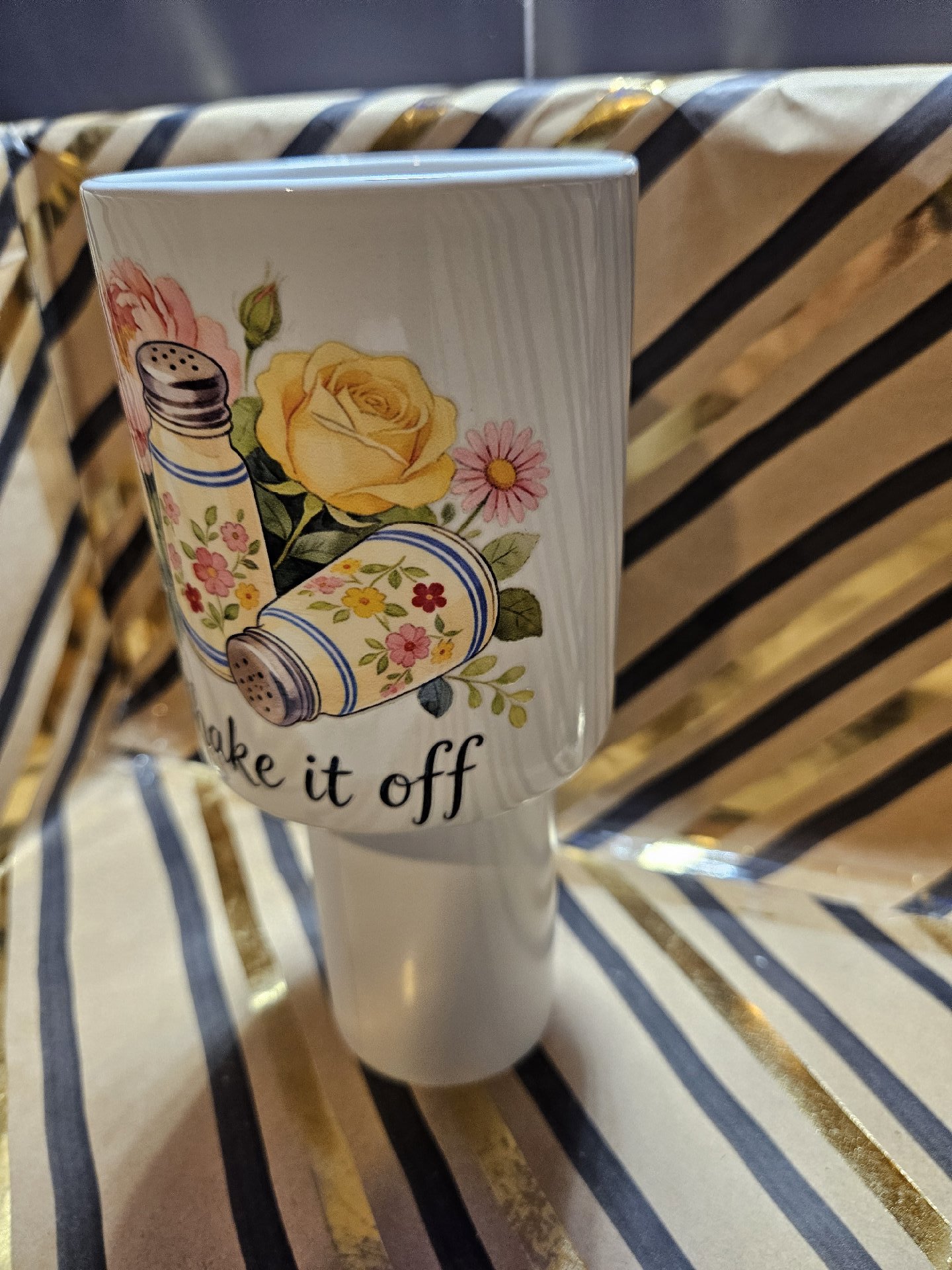 Ceramic Mug with Floral and Salt Shaker Design, Unbranded, One Size, New condition — preloved on SilentSale®