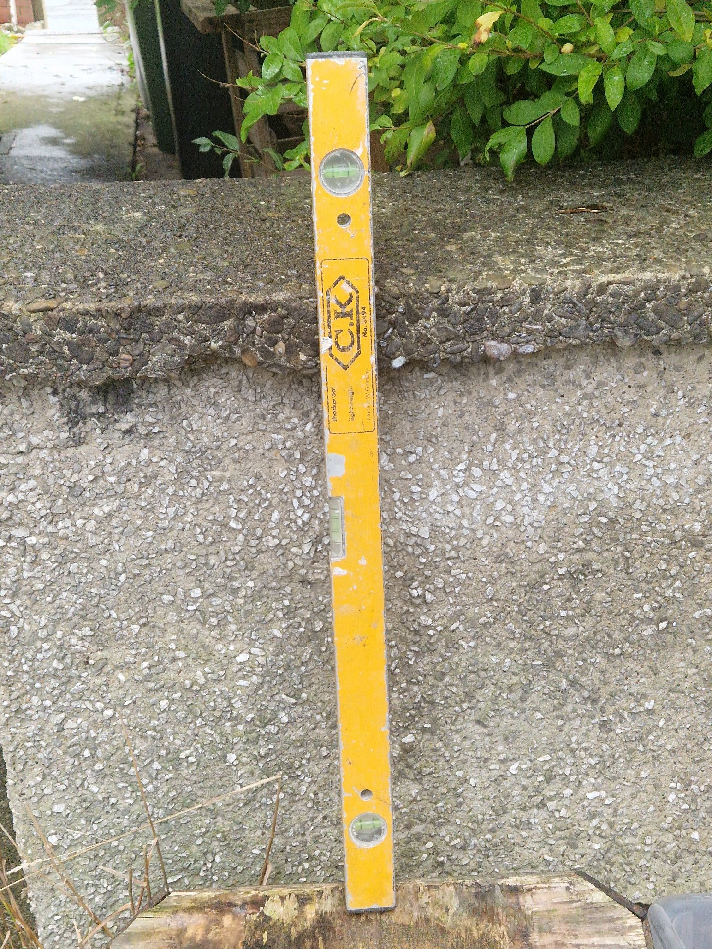 Vintage yellow metal spirit level with bubble vials, Vintage, Large, Excellent condition — preloved on SilentSale®