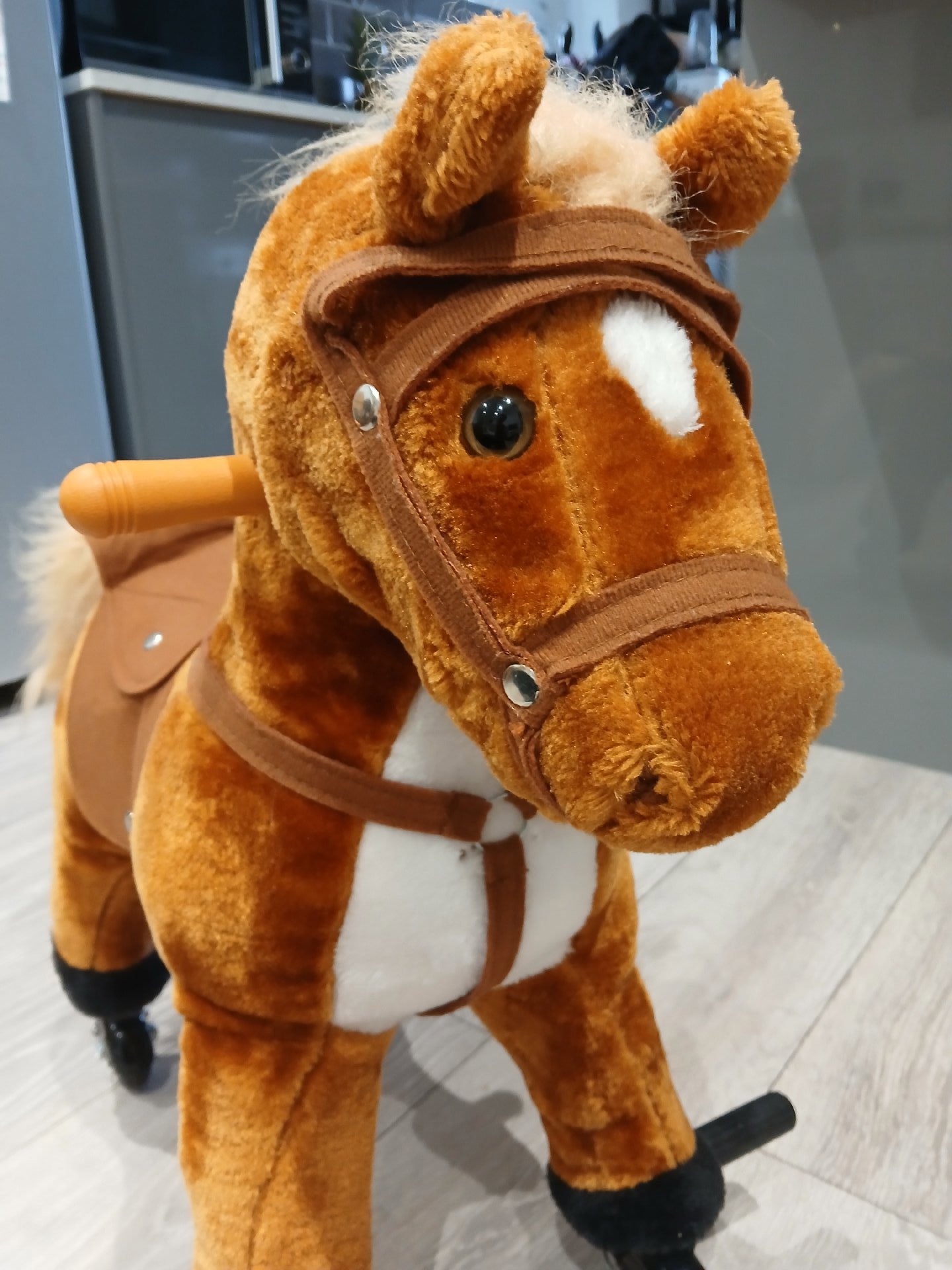 Brown Plush Ride-On Horse Toy with Wheels, Homcom, One Size, Excellent condition — preloved on SilentSale®