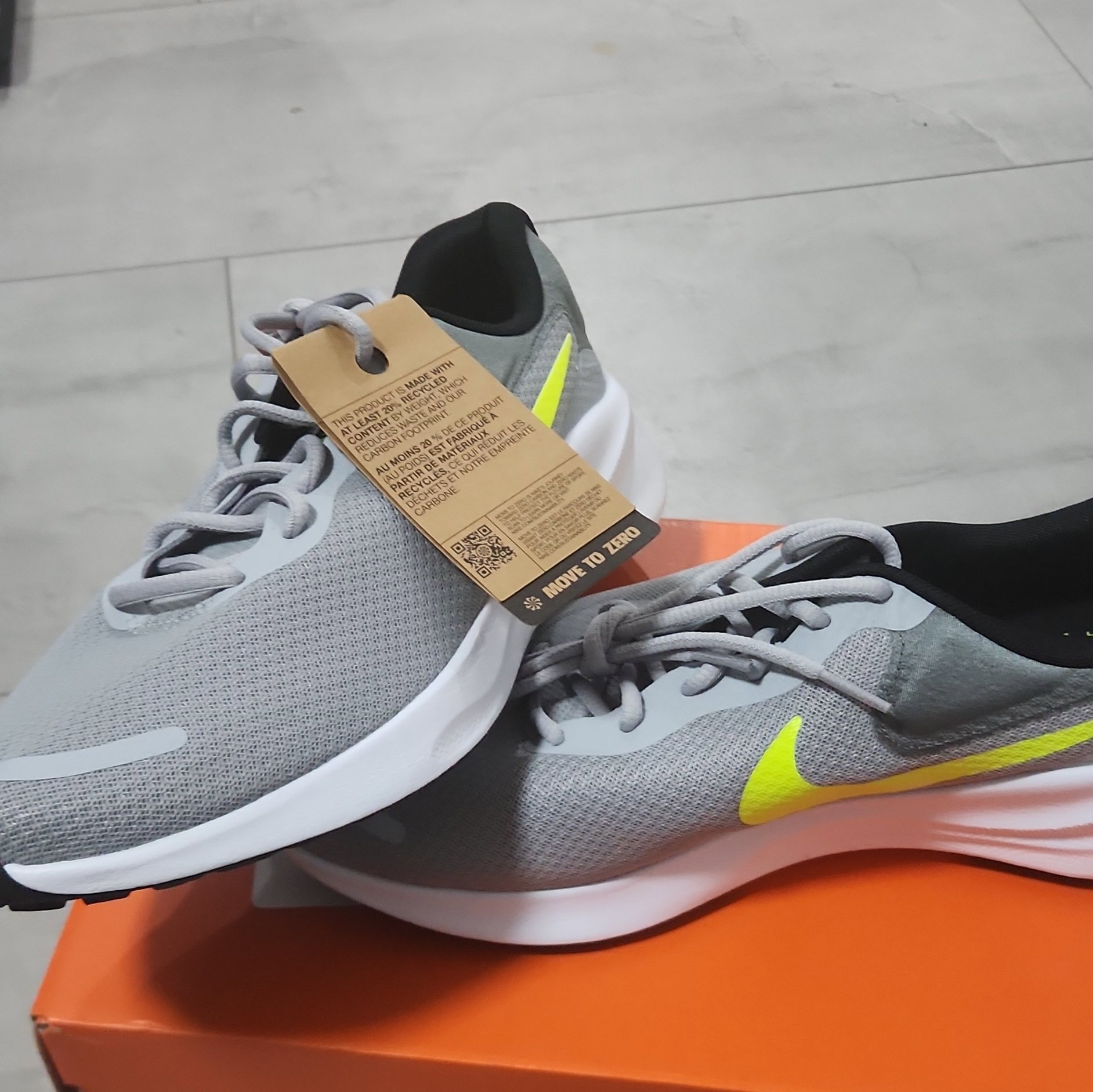 Nike Grey Running Trainers with Yellow Swoosh – UK 10, Nike, 10, New condition — preloved on SilentSale®