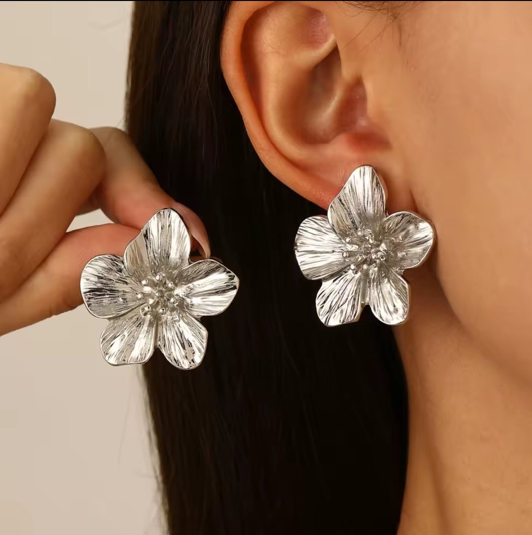 Silver Flower Shaped Clip-On Earrings, Unbranded, One Size, New condition — preloved on SilentSale®