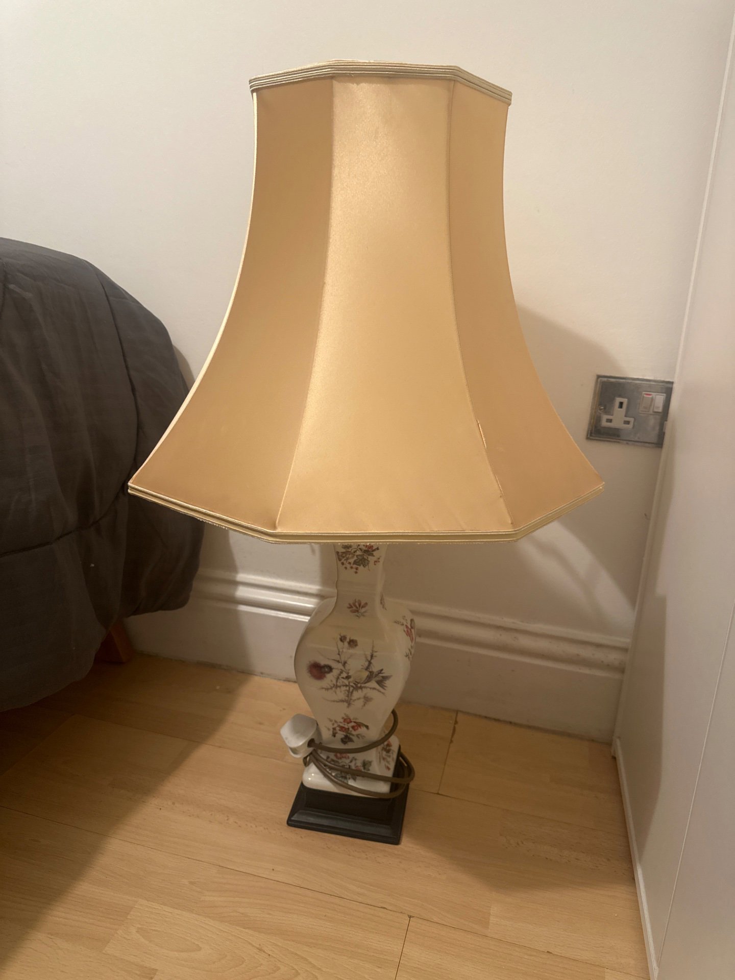 Vintage Ceramic Table Lamp with Floral Design and Beige Shade, Vintage, One Size, Good condition — preloved on SilentSale®