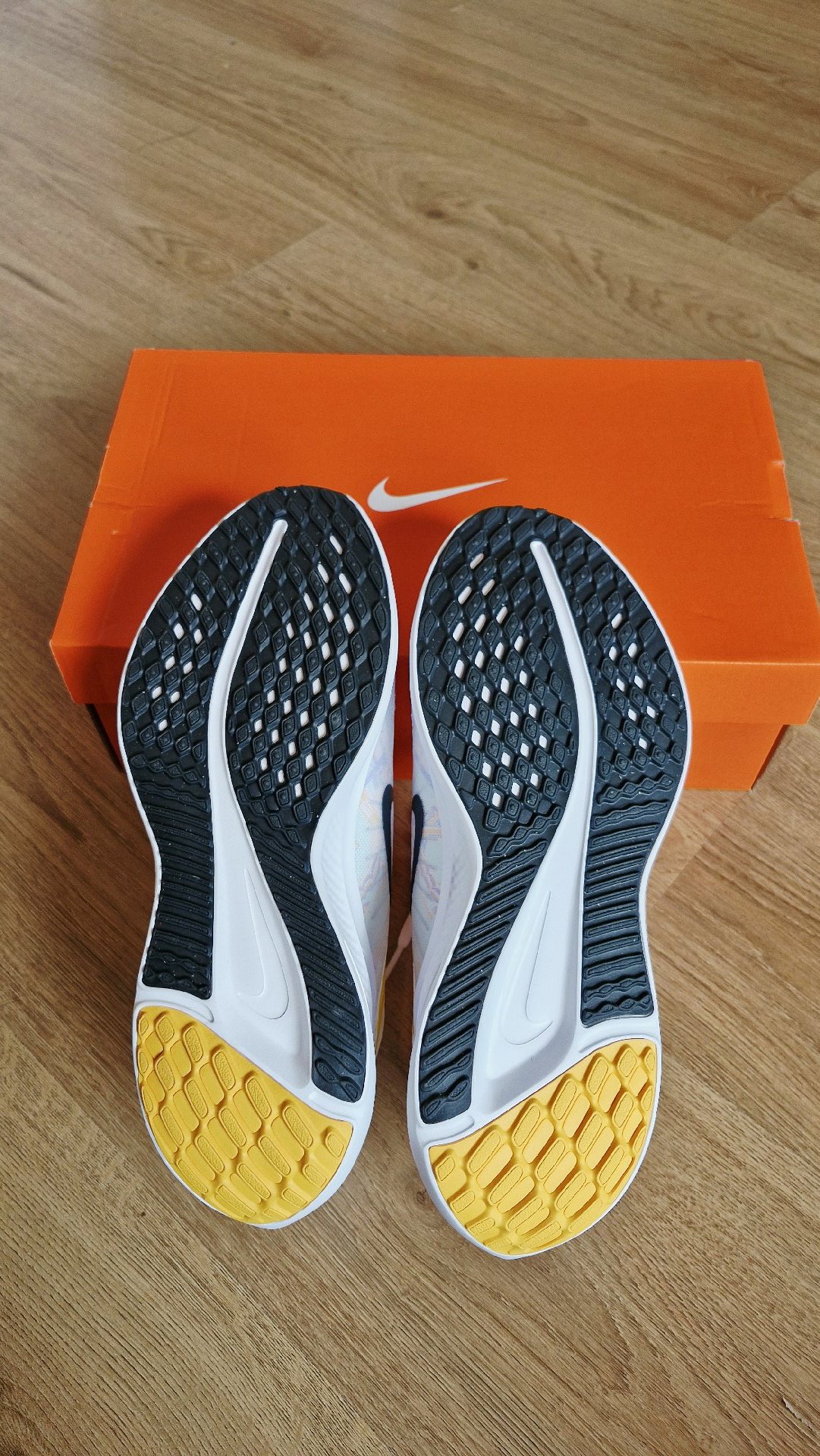 White Nike Women's Quest 5 PRM (Premium) Running Trainers New Size Uk 7.5 EU 42, Nike, 7.5, New condition — preloved on SilentSale®