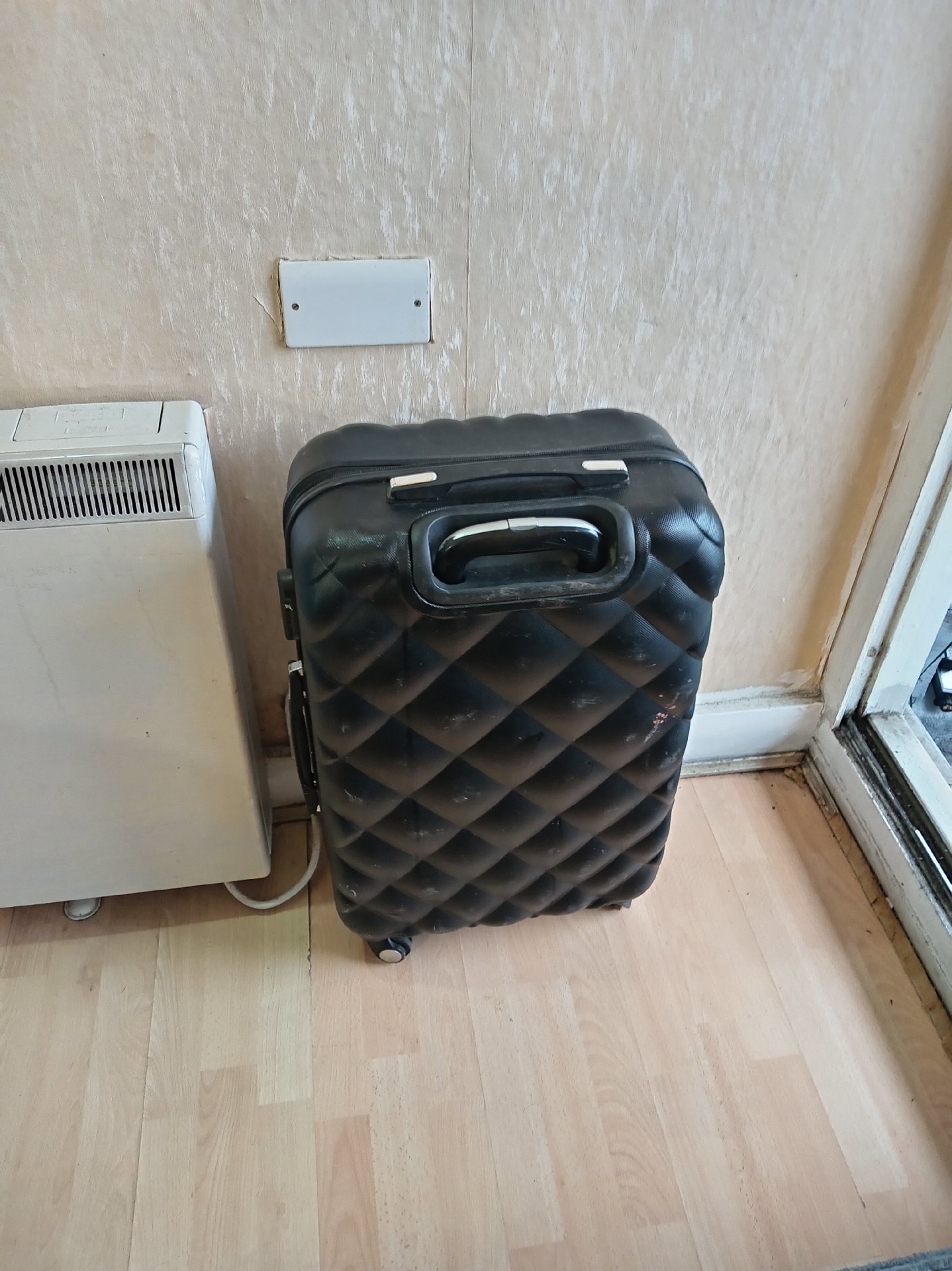 Black Hard Shell Suitcase with Wheels and Extendable Handle, Unbranded, One Size, Good condition — preloved on SilentSale®