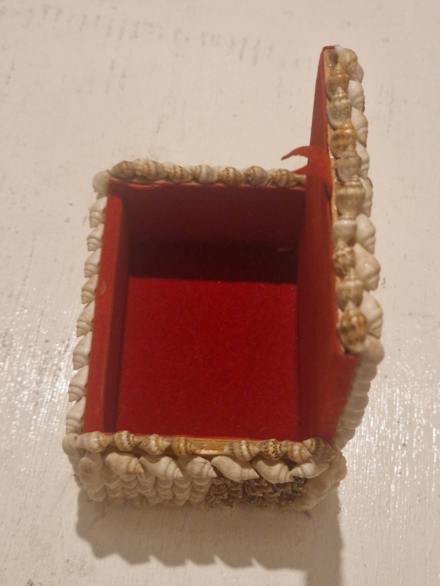 vintage, handmade seashell-encrusted jewelry or trinket box, Handmade, One Size, Excellent condition — preloved on SilentSale®