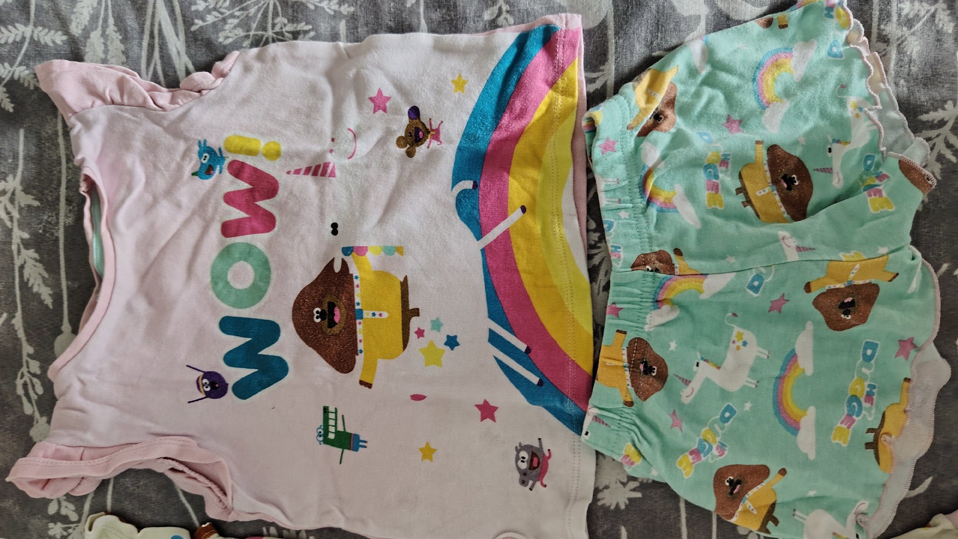 Kids Pyjama Set with Bear and Rainbow Print – Age 2-3 Years, Rainbow, 2 years, Good condition — preloved on SilentSale®