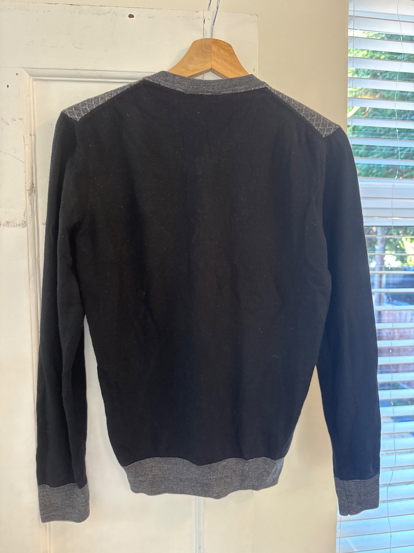 Lacoste Grey Patterned V-Neck Jumper – Size 5, Lacoste, S, Excellent condition — preloved on SilentSale®