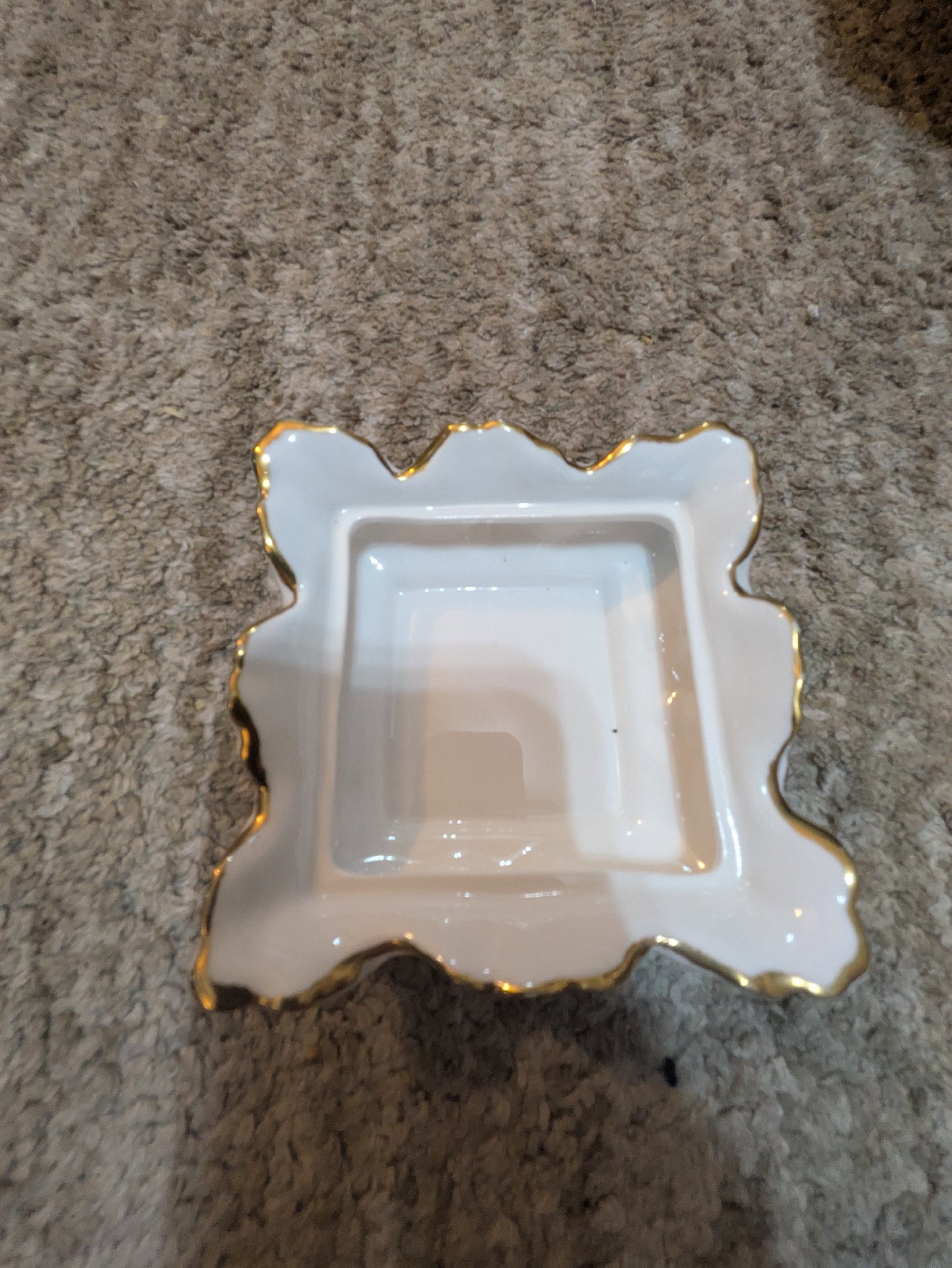 White Ceramic Butter Dish with Gold Trim, Elizabetthan Staffordshire, One Size, Excellent condition — preloved on SilentSale®