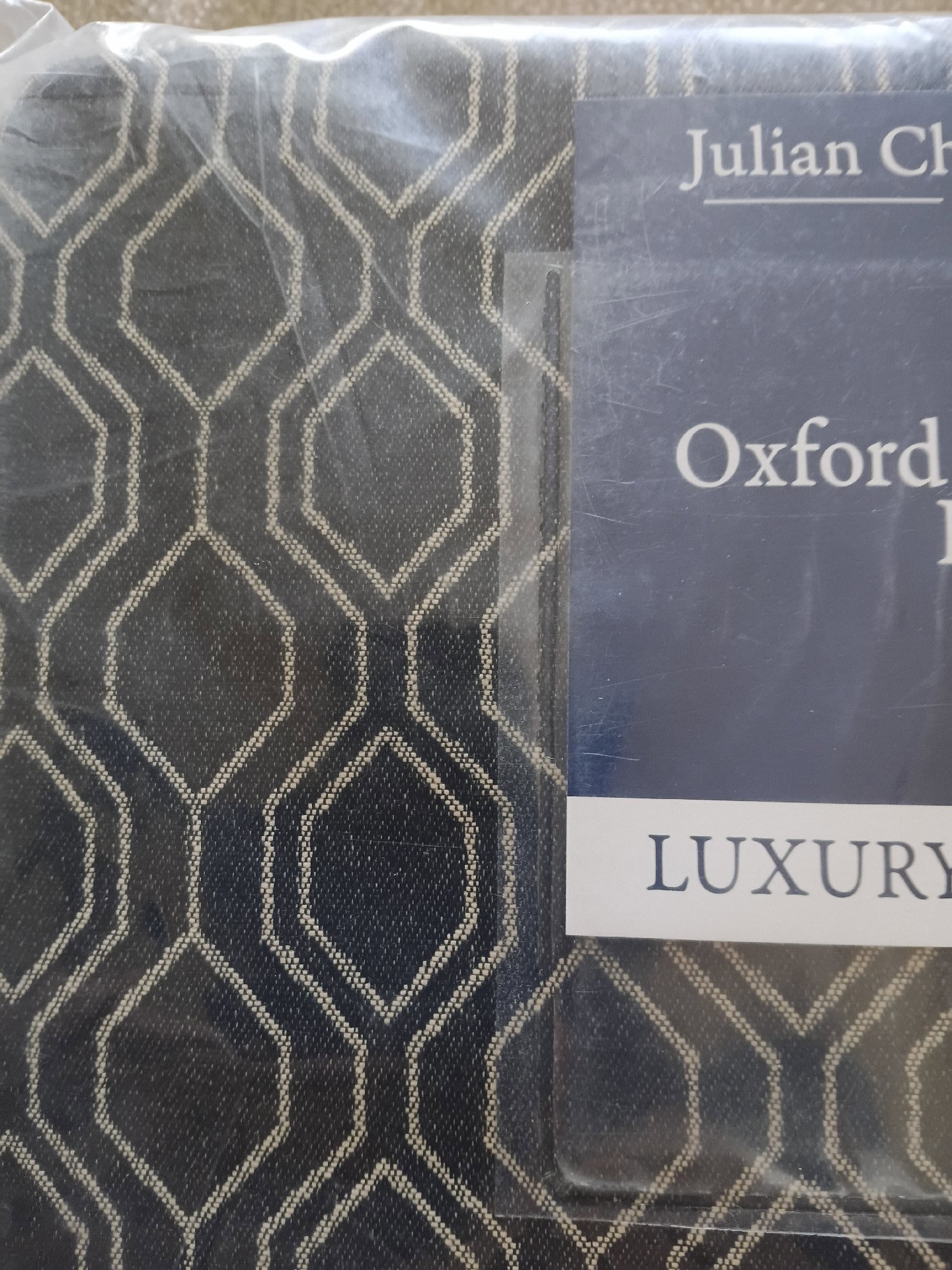 Julian Charles Home Oxford Pillowcase Pair Luxury Jacquard, Julian Charles Home, Medium, New condition — preloved on SilentSale®