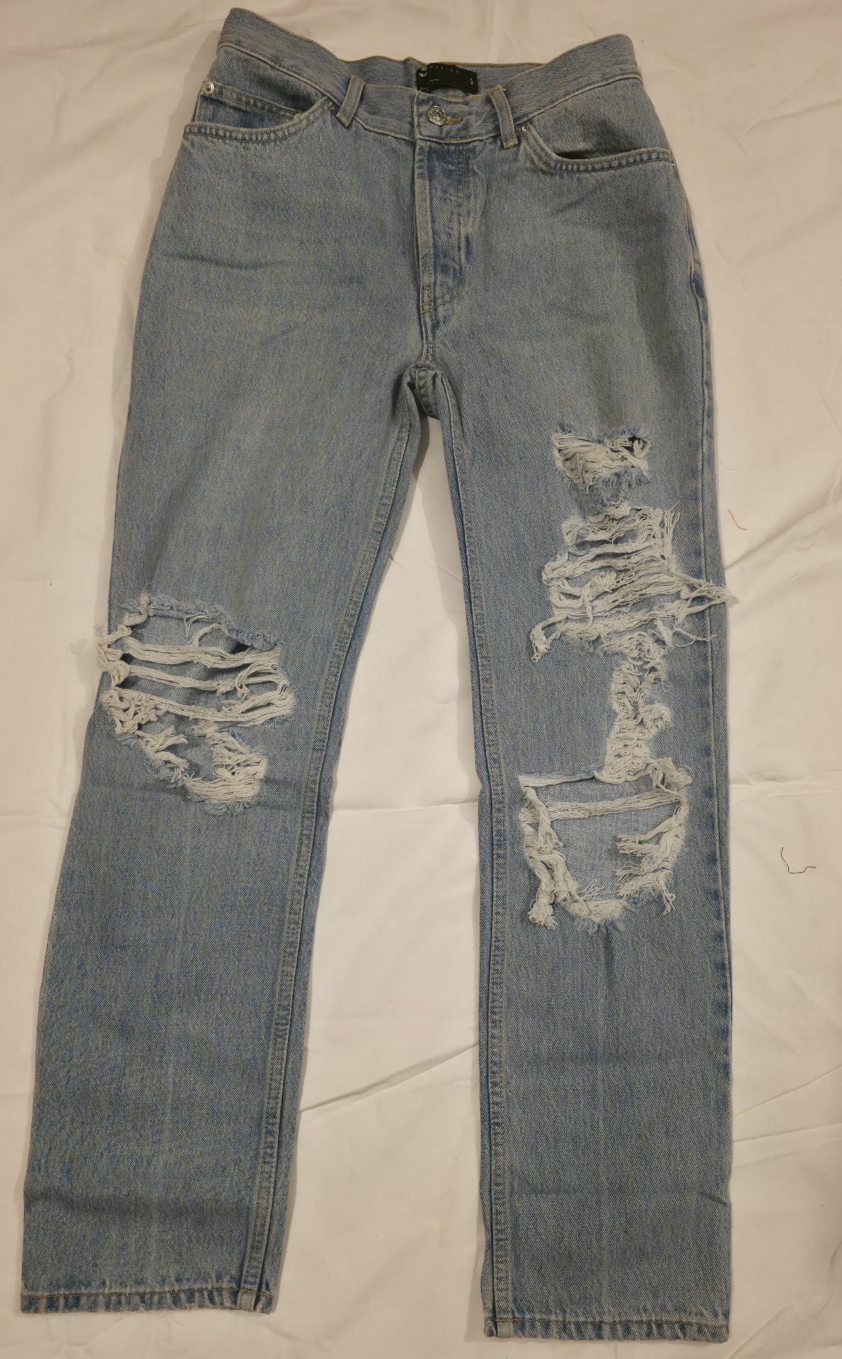 Asos Design Light Blue Ripped Mom Jeans – Size 26/30, ASOS Design, W28 L36, New condition — preloved on SilentSale®