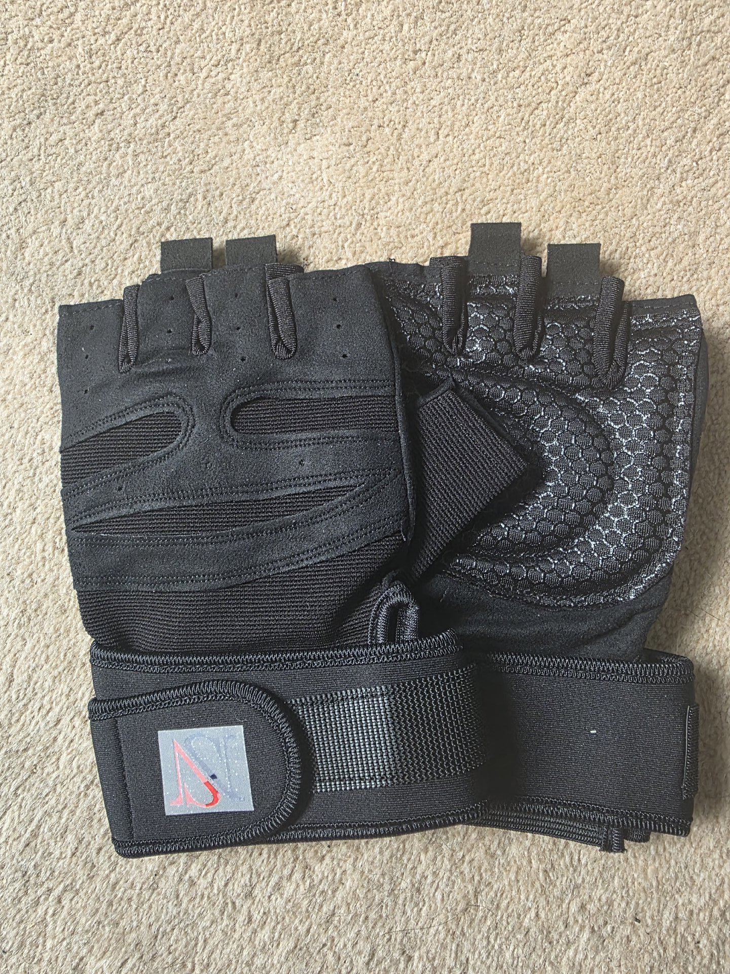 Sports Gear Black XL Fingerless Sports Gloves, Sports Gear, XL, New condition — preloved on SilentSale®