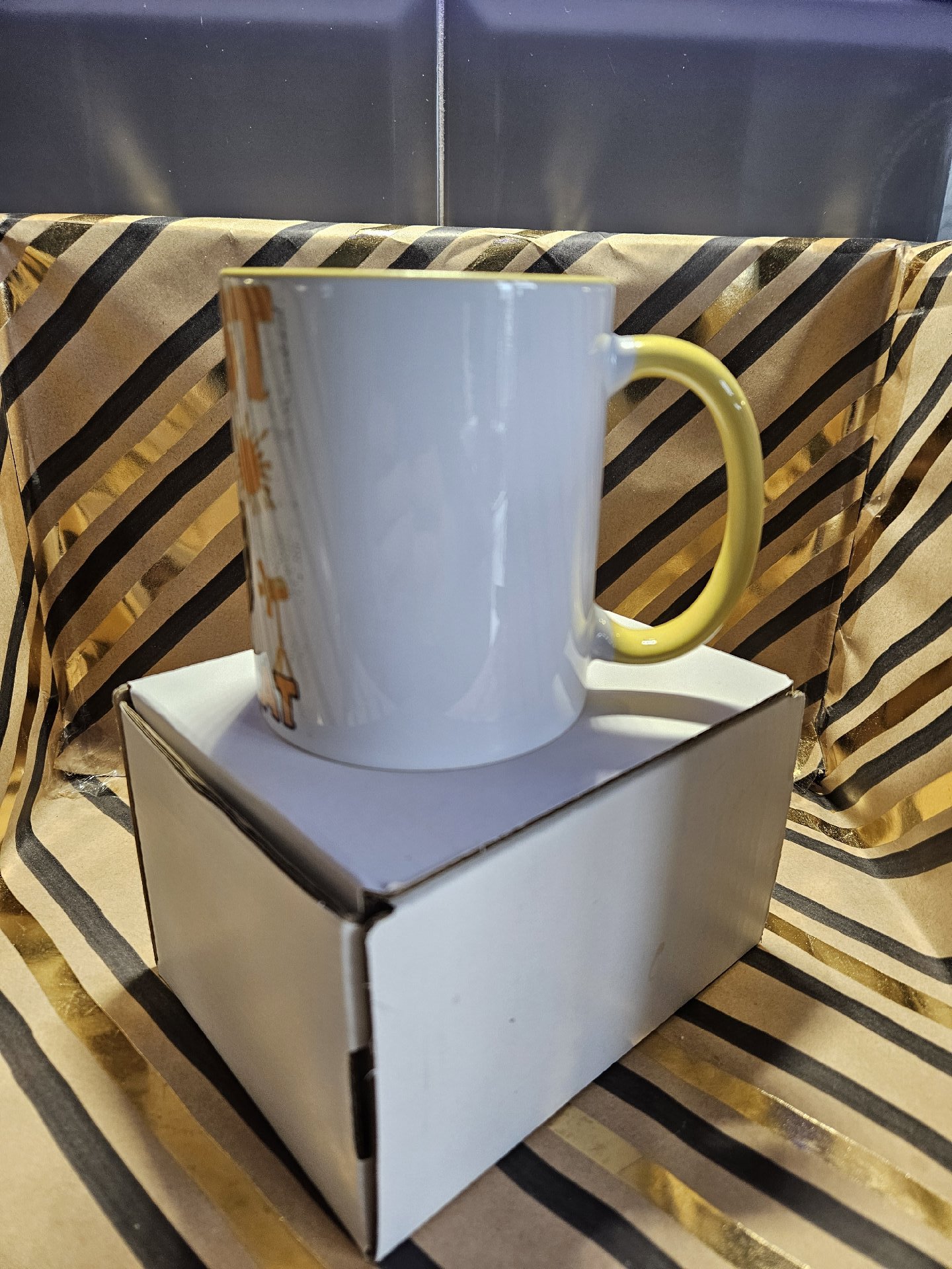Artist Calico Cat Ceramic Mug with Yellow Handle and Interior, Unbranded, One Size, New condition — preloved on SilentSale®