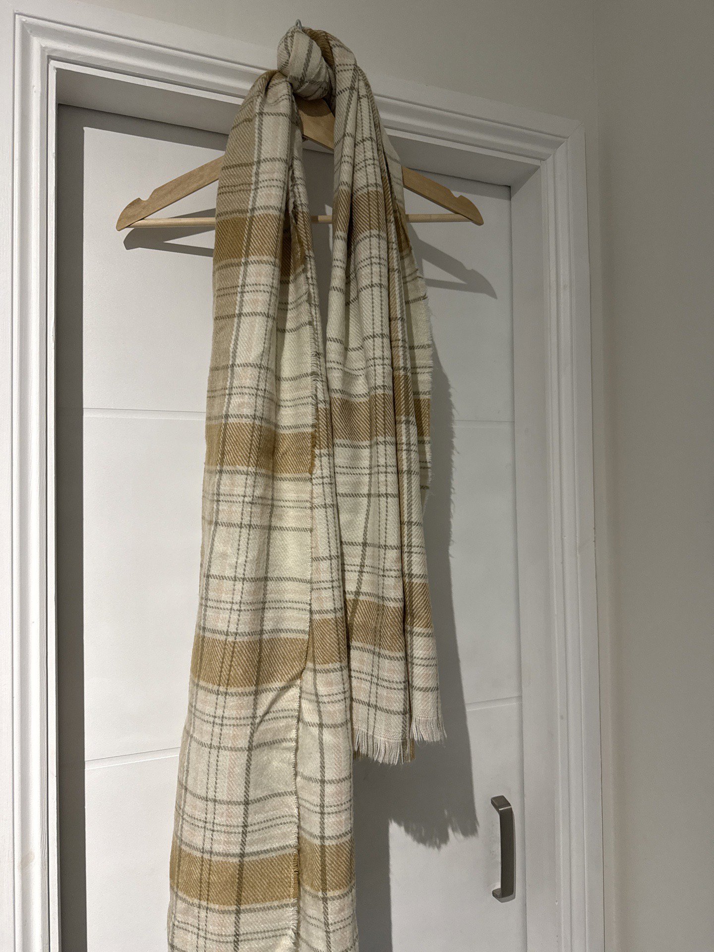 Beige and White Checked Scarf with Fringe, Unbranded, One Size, Excellent condition — preloved on SilentSale®