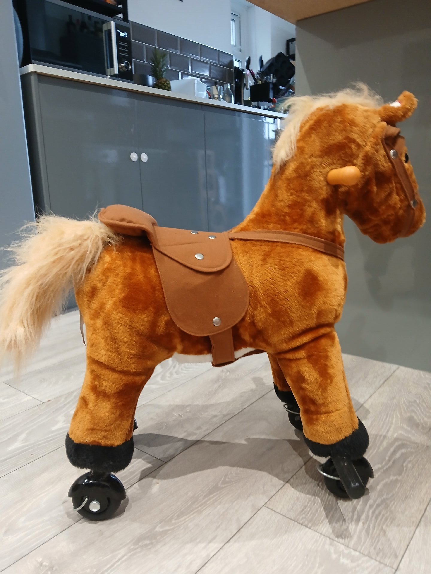 Brown Plush Ride-On Horse Toy with Wheels, Homcom, One Size, Excellent condition — preloved on SilentSale®