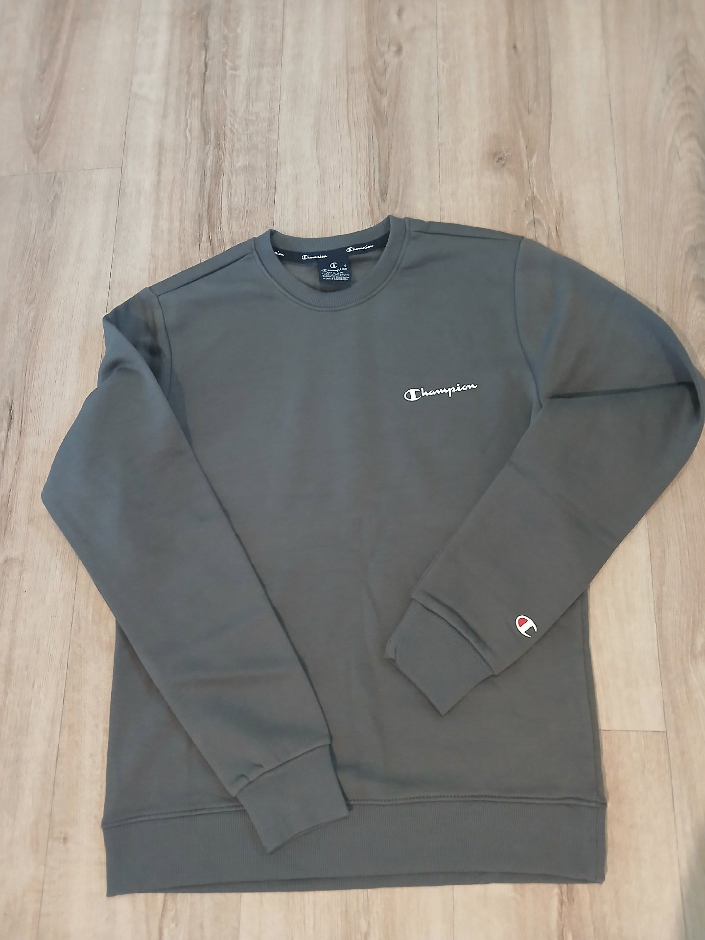 Champion Grey Crew Neck Sweatshirt Medium, Champion, M, New condition — preloved on SilentSale®