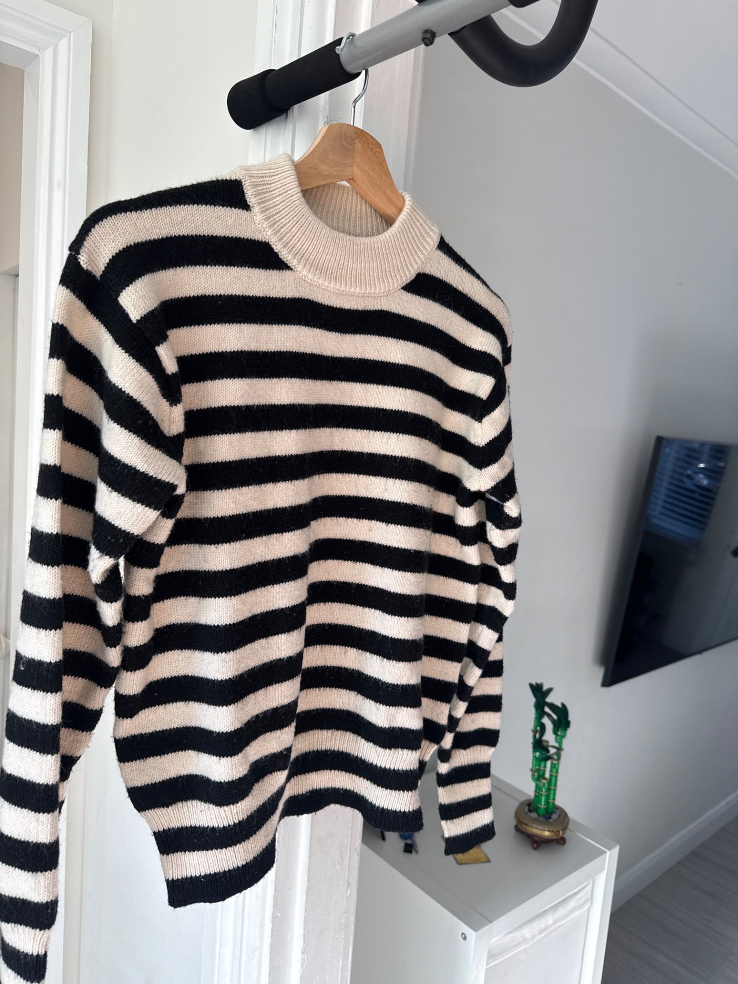 Striped Black and White Jumper, H&M, XS, Good condition — preloved on SilentSale®