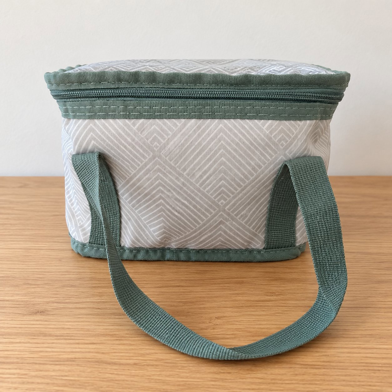 Insulated Cosmetic Bag Green and Grey Patterned, Unbranded, One Size, Excellent condition — preloved on SilentSale®
