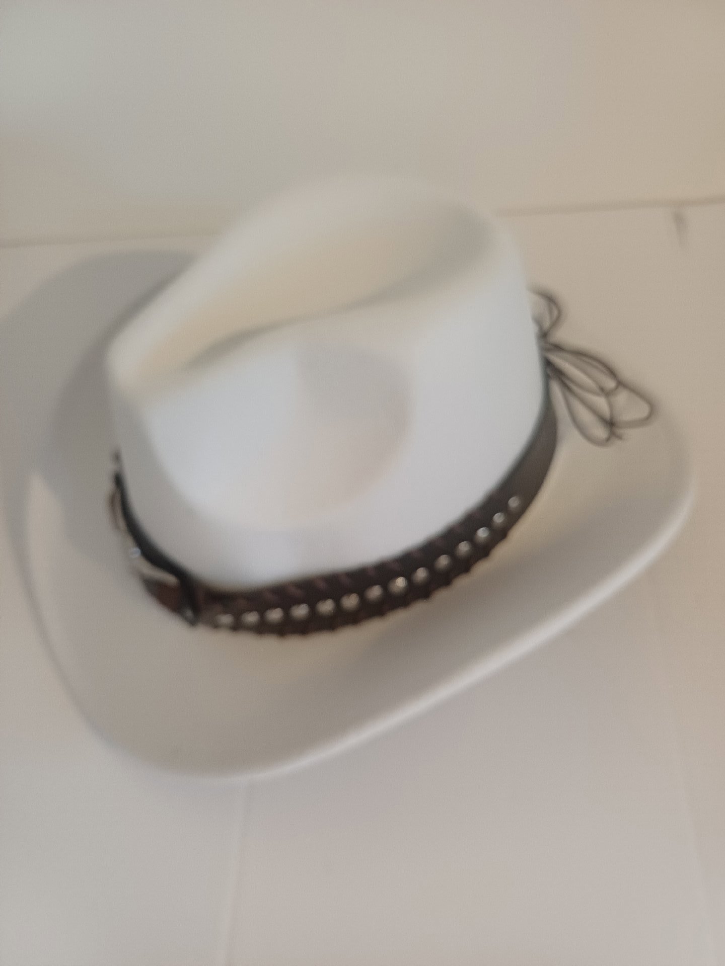 White cowboy hat size 56cm, Cowboy, 56 cm, New condition — preloved on SilentSale®