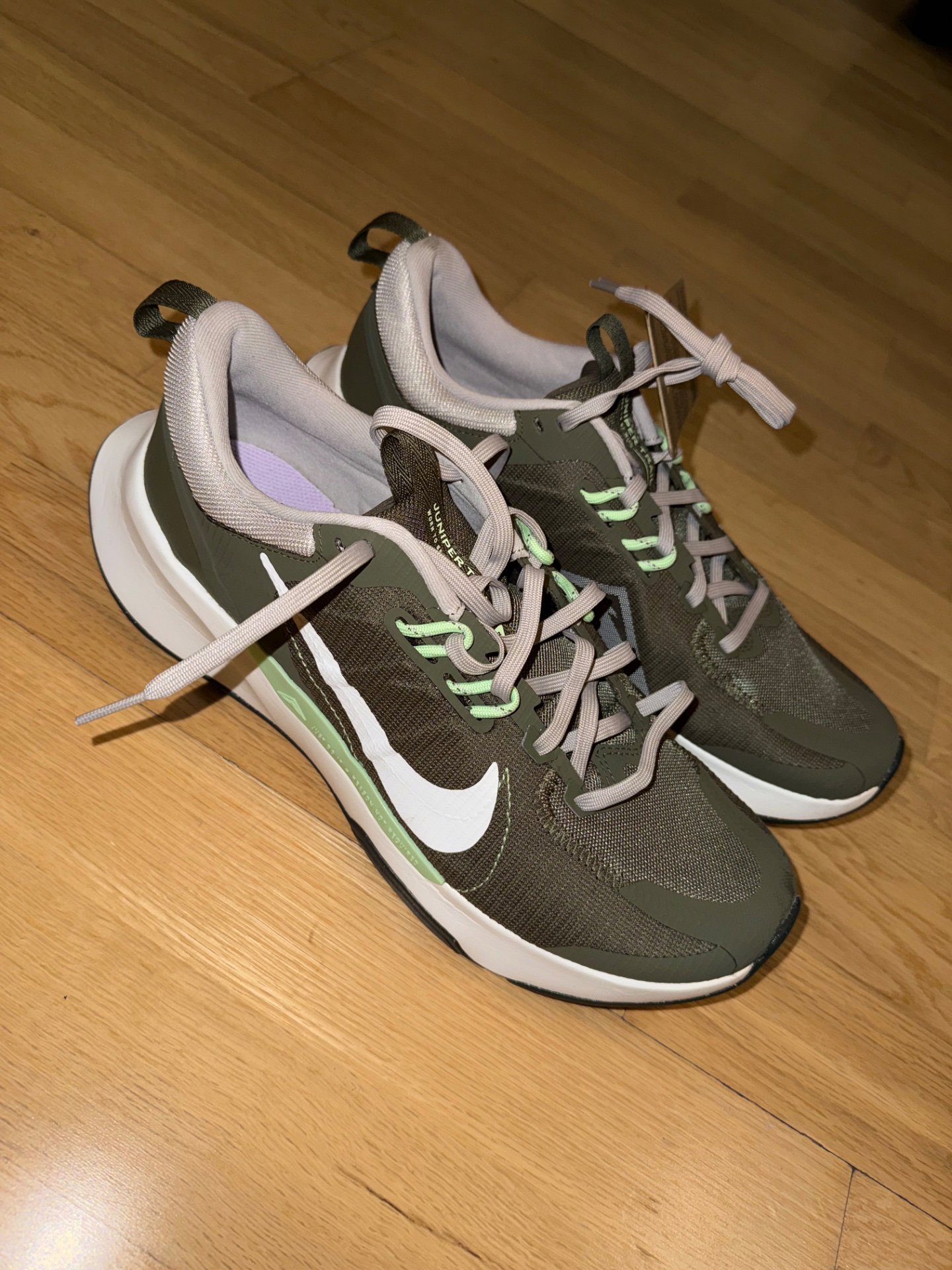 Nike Green and White Trainers, Nike, 9.5, New condition — preloved on SilentSale®