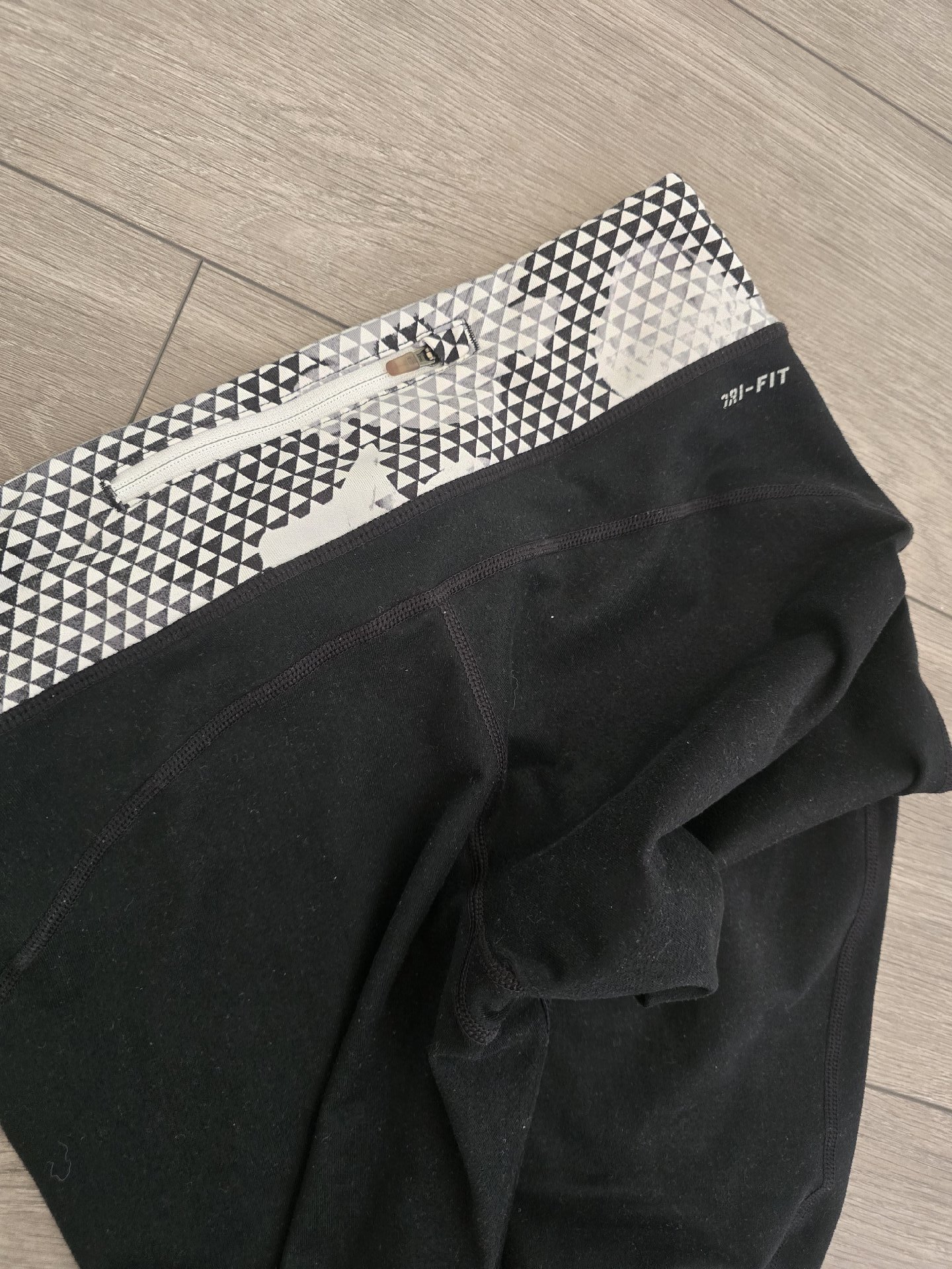 Nike Black Dri-Fit Patterned Leggings – Size S, Nike, S, Excellent condition — preloved on SilentSale®