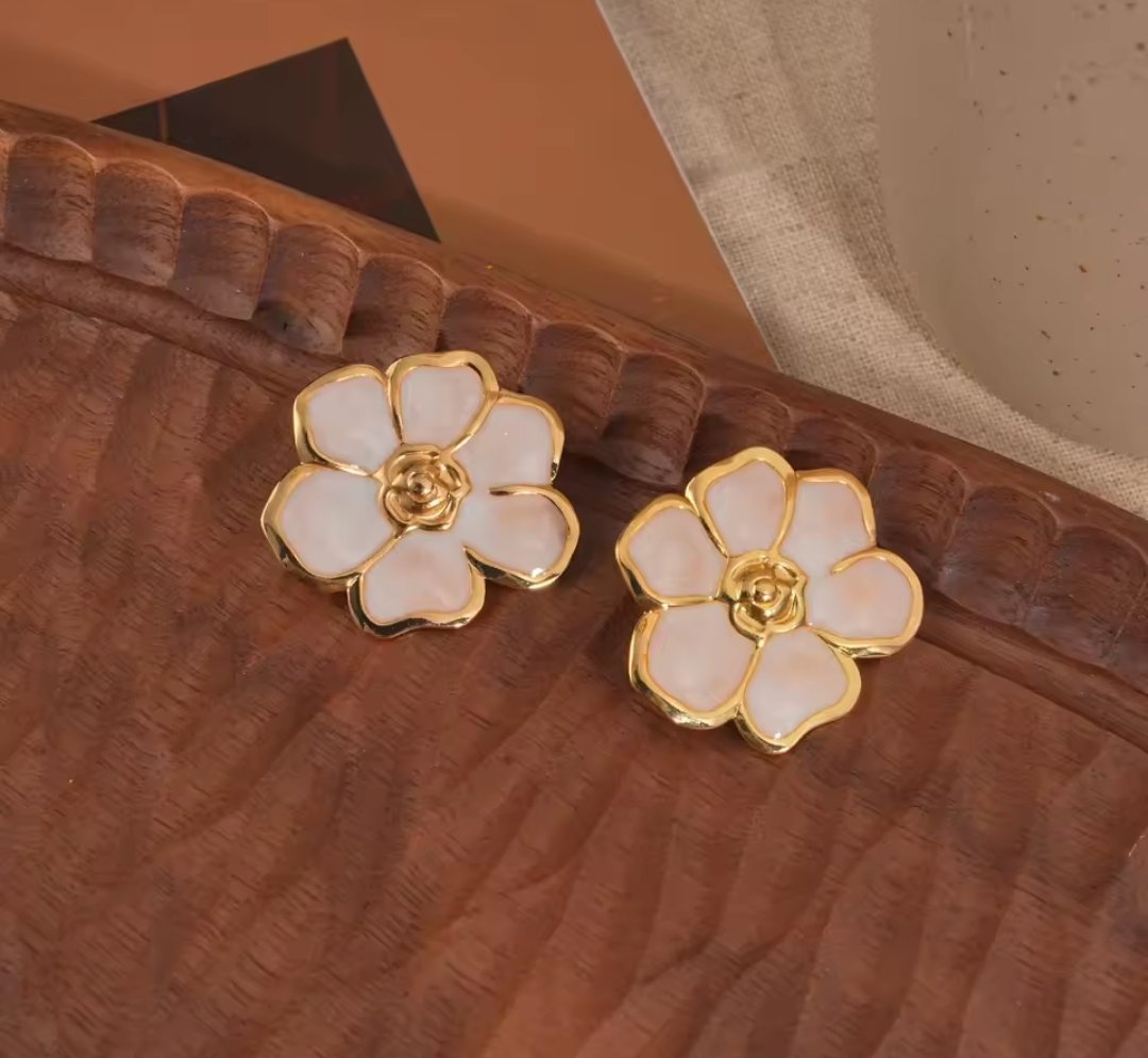Flower Shaped Stainless Steel Gold Tone Stud Earrings, Vintage, One Size, New condition — preloved on SilentSale®