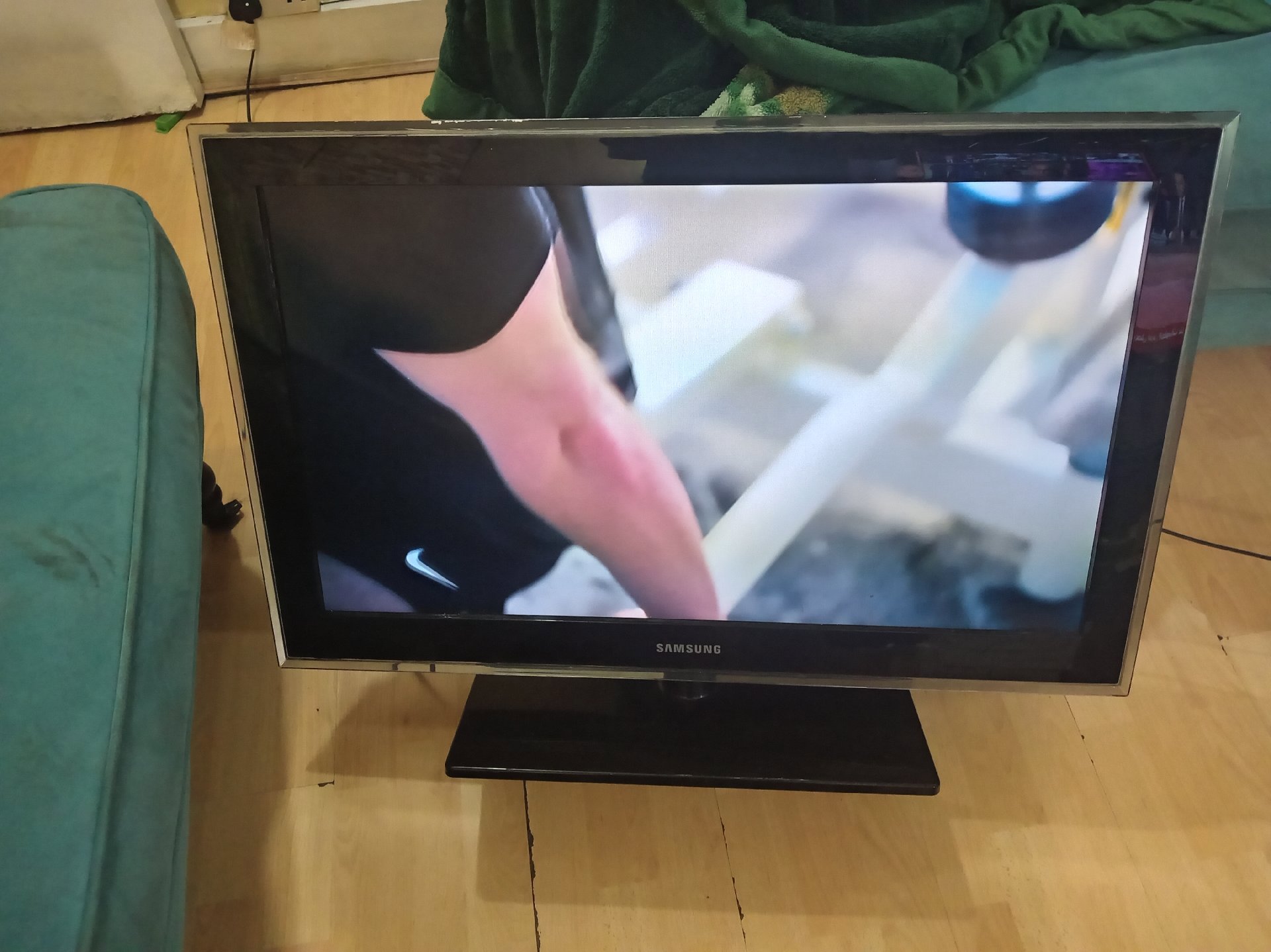 Samsung 32 Inch LED TV Model LE32D550, Samsung, 32 inch, Good condition — preloved on SilentSale®