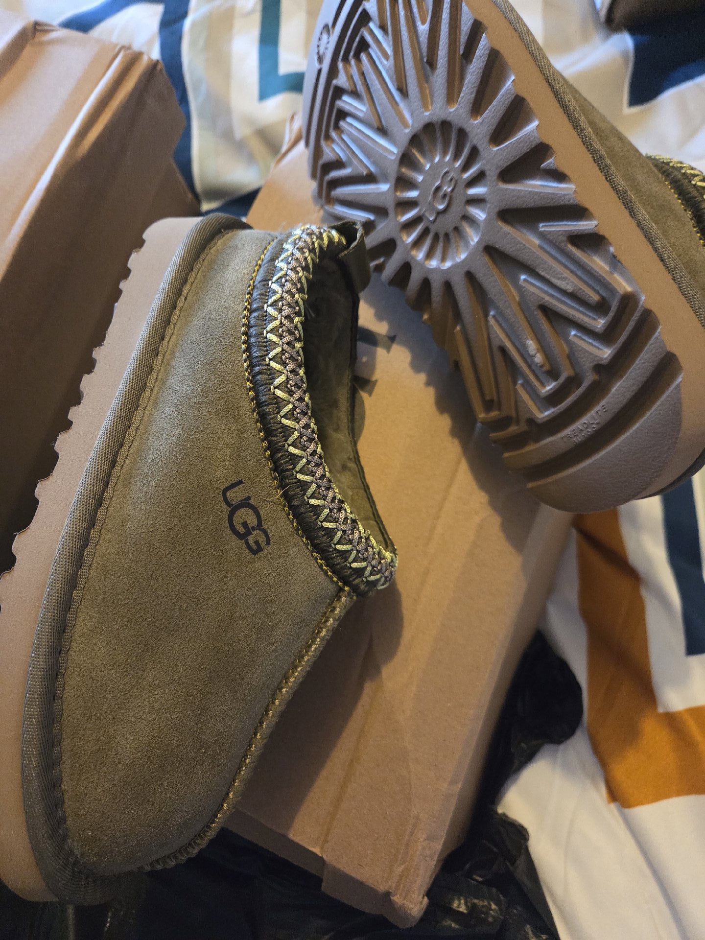 Kids uggs, uggs, 2.5, New condition — preloved on SilentSale®