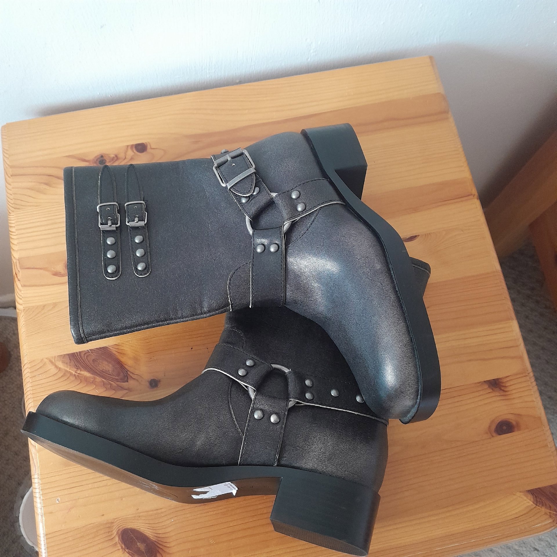 Ladies boots , Stradivarius, 4, New condition — preloved on SilentSale®