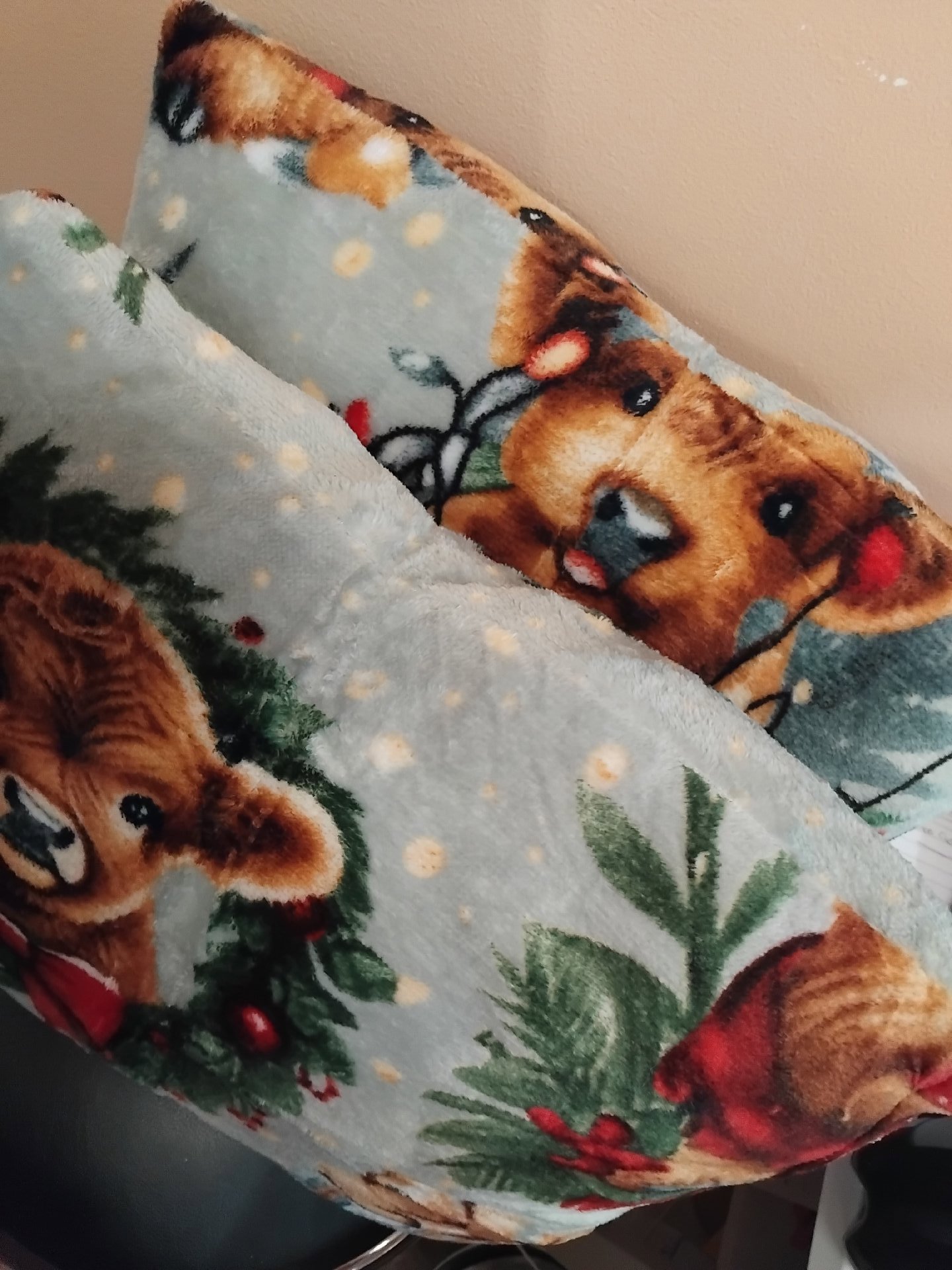 Christmas Cushion with calf and Wreath Design, cotton king, Medium, Excellent condition — preloved on SilentSale®
