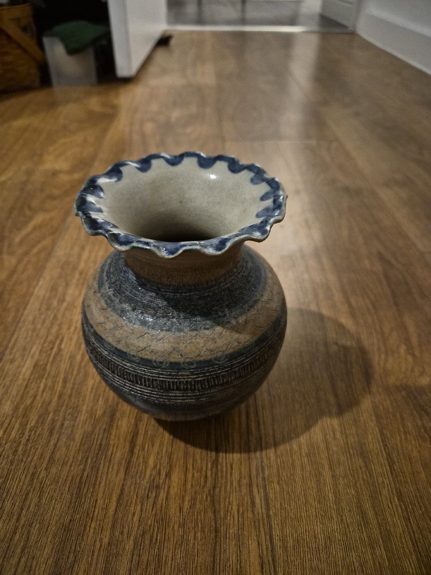 Decorative Ceramic Vase with Wavy Rim, Unbranded, Medium, Excellent condition — preloved on SilentSale®