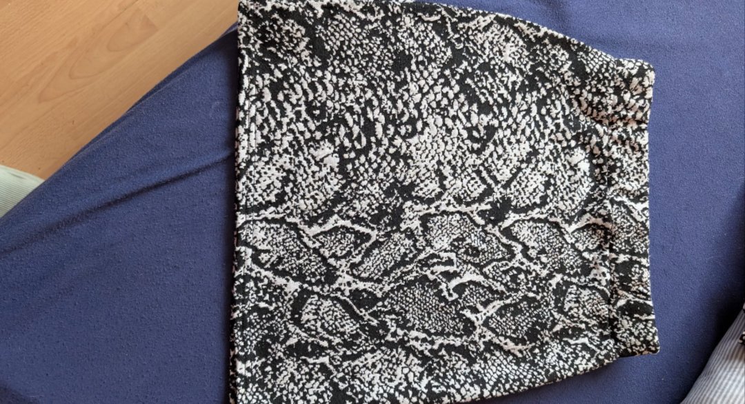  Select 8 Black and White Snake Print Mini Skirt good condition, Select, 8, Good condition — preloved on SilentSale®