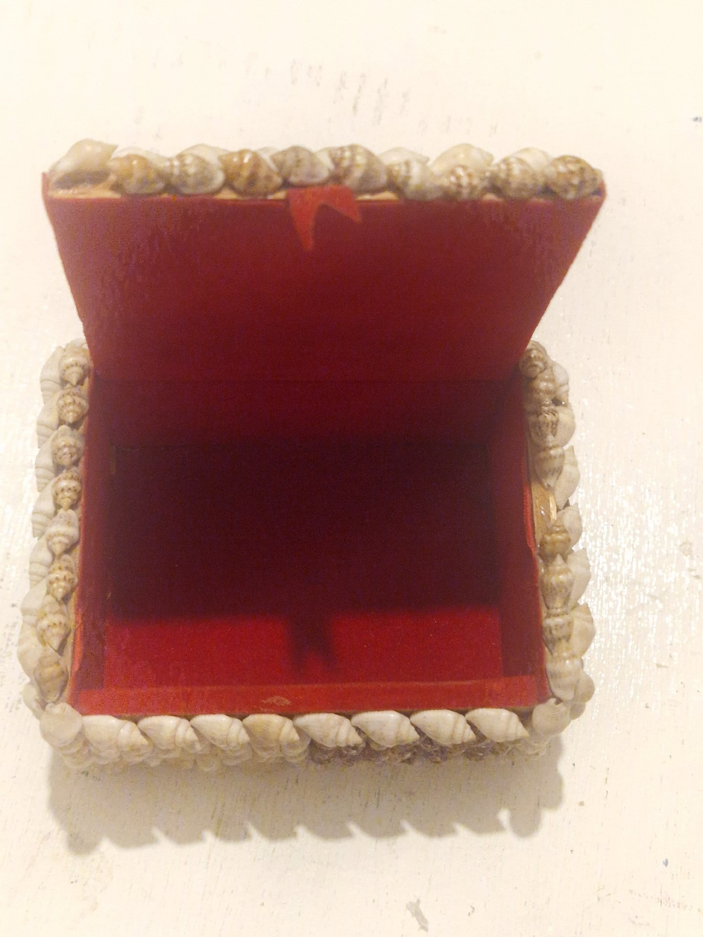 vintage, handmade seashell-encrusted jewelry or trinket box, Handmade, One Size, Excellent condition — preloved on SilentSale®