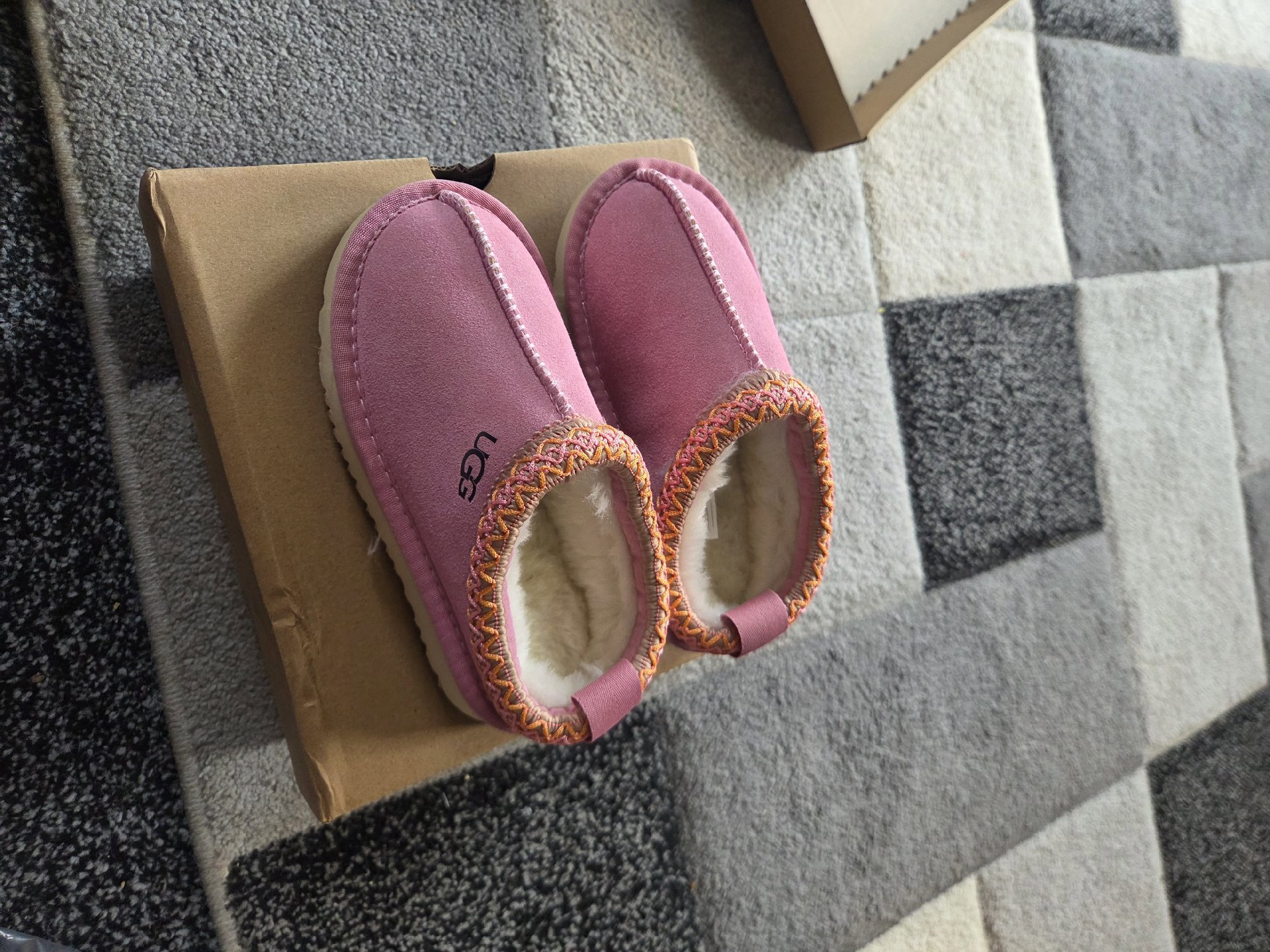 Kids uggs, uggs, 2.5, New condition — preloved on SilentSale®