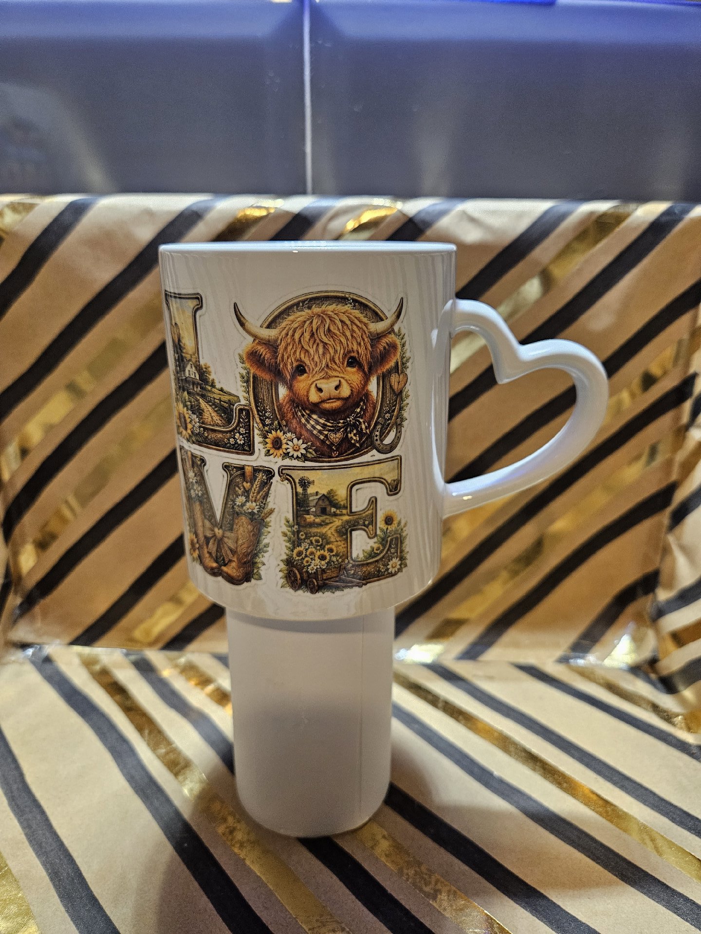 Love Heart Handle Ceramic Mug with Highland Cow Design, Unbranded, One Size, New condition — preloved on SilentSale®