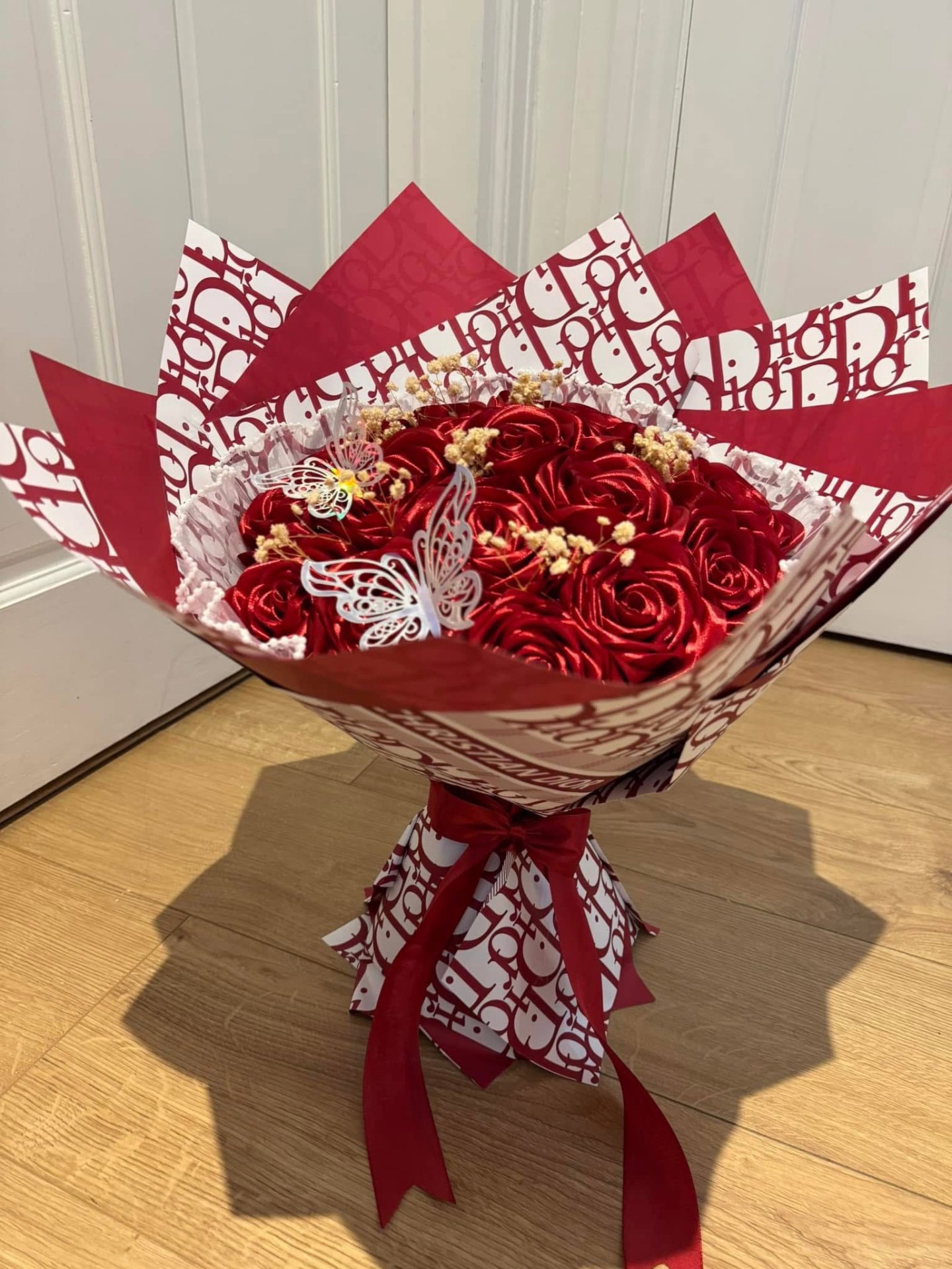 Artificial Red Rose Bouquet with Decorative Butterflies, Red, Large (A1+), Excellent condition — preloved on SilentSale®