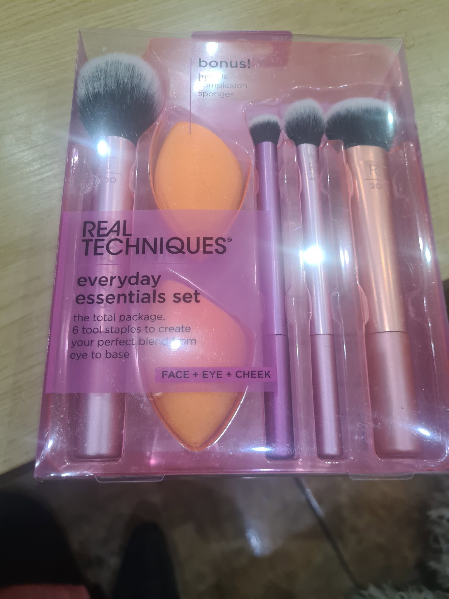 Real Techniques Everyday Essentials Makeup Brush Set with Sponge, Real Techniques, One Size, New condition — preloved on SilentSale®